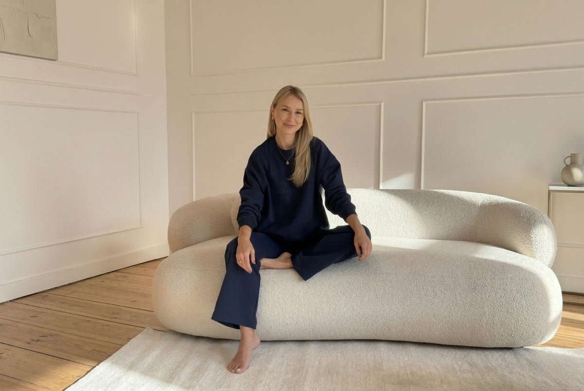 Kobieta ubrana w granatowy dres damski premium