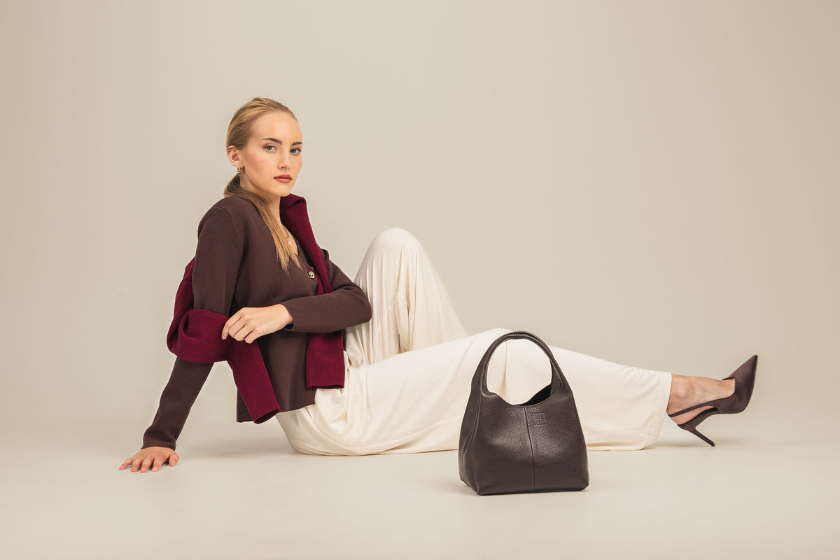 Kobieta pozująca do zdjęcia