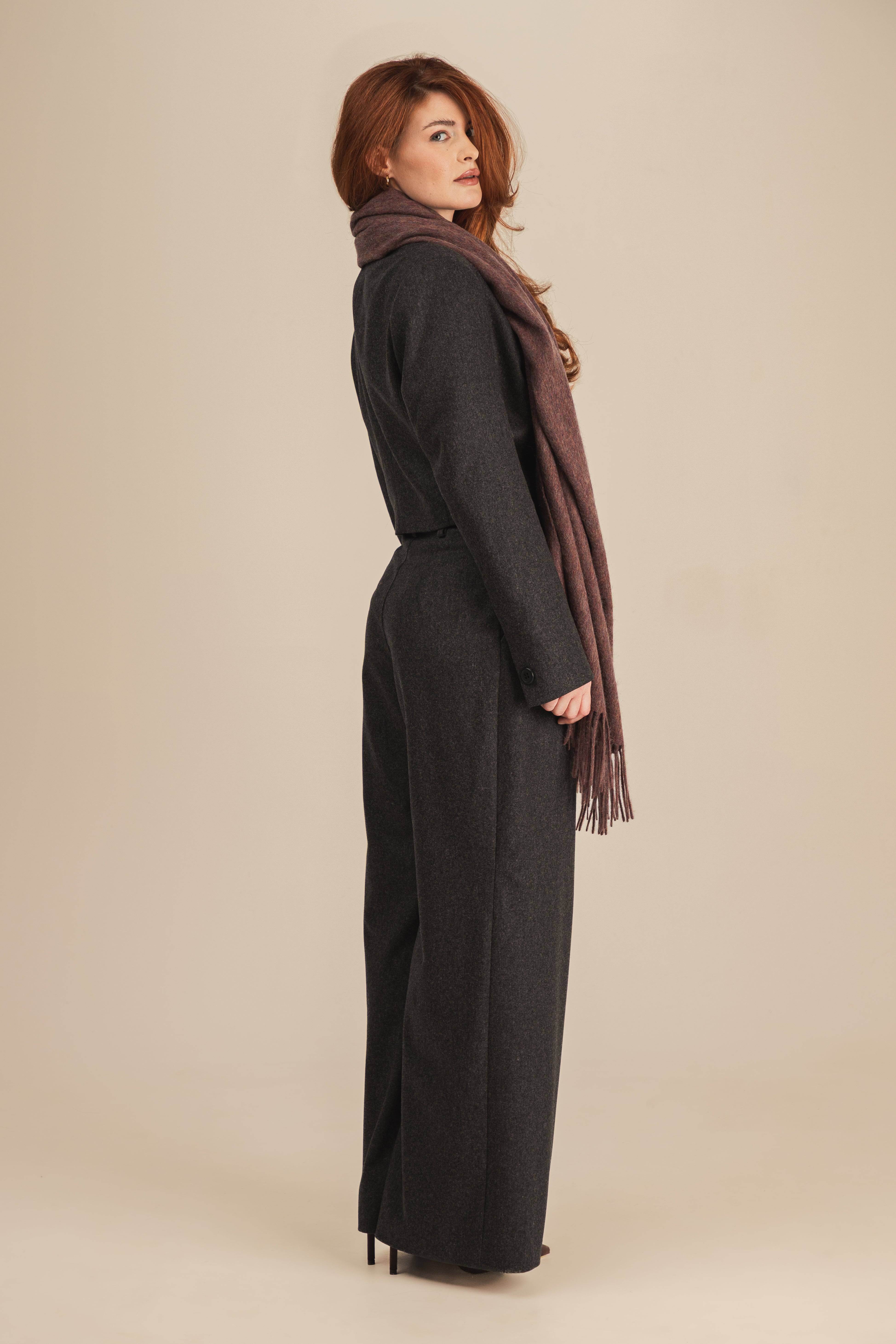 Elegancka stylizacja z szarą marynarką z wełny