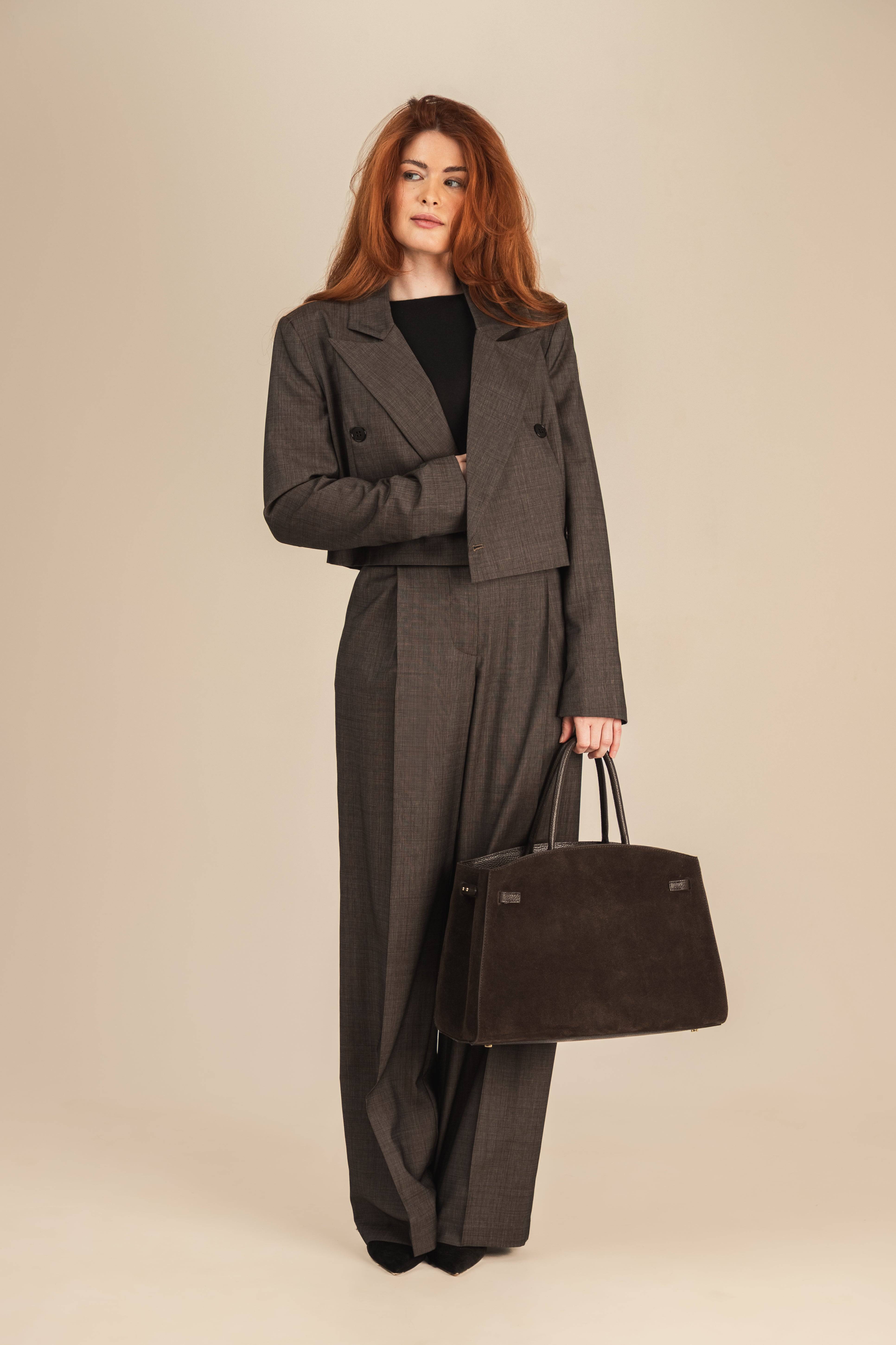 Dwurzędowa brązowa marynarka damska z wełny w stylizacji ze spodniami do kompletu Caffe i dużą brązową torebką