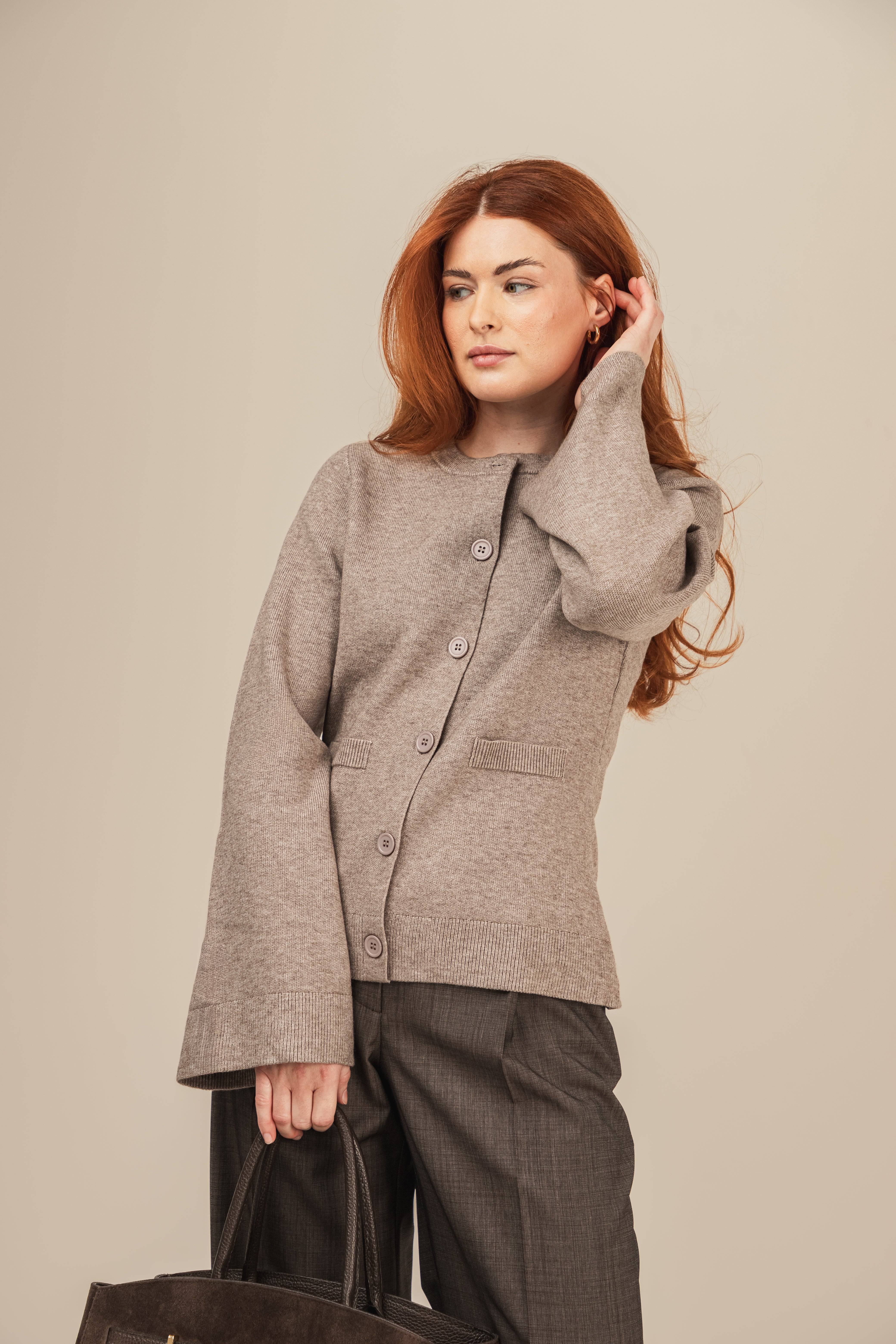 Kardigan z wiskozy i welny Harper w kolorze Taupe w stylizacji z garniturowymi spodniami
