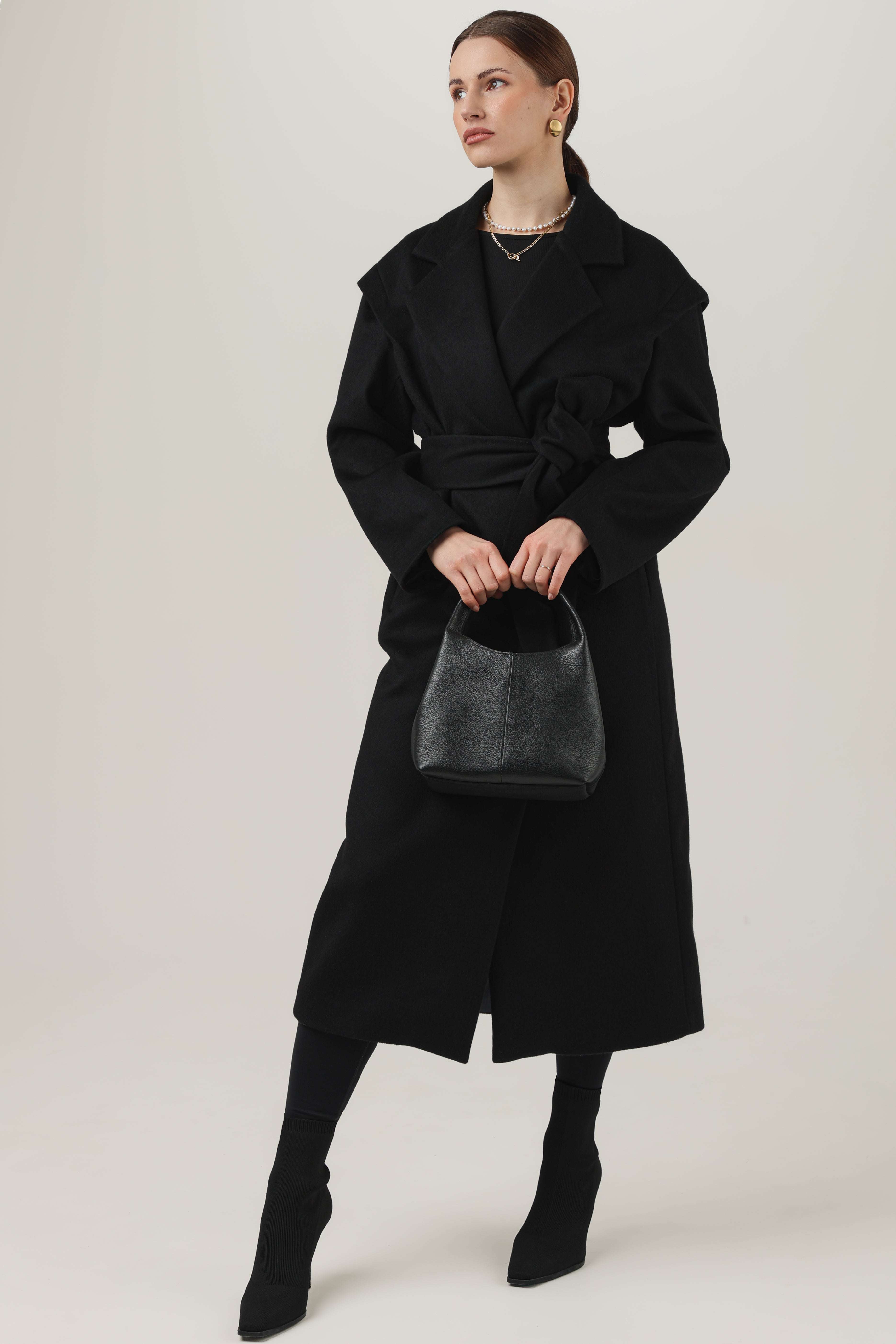 czarny płaszcz z szerokimi ramionami - NEO, wełna i kaszmir, stylowy damski płaszcz z szerokimi ramionami, odzież z kategorii Outerwear