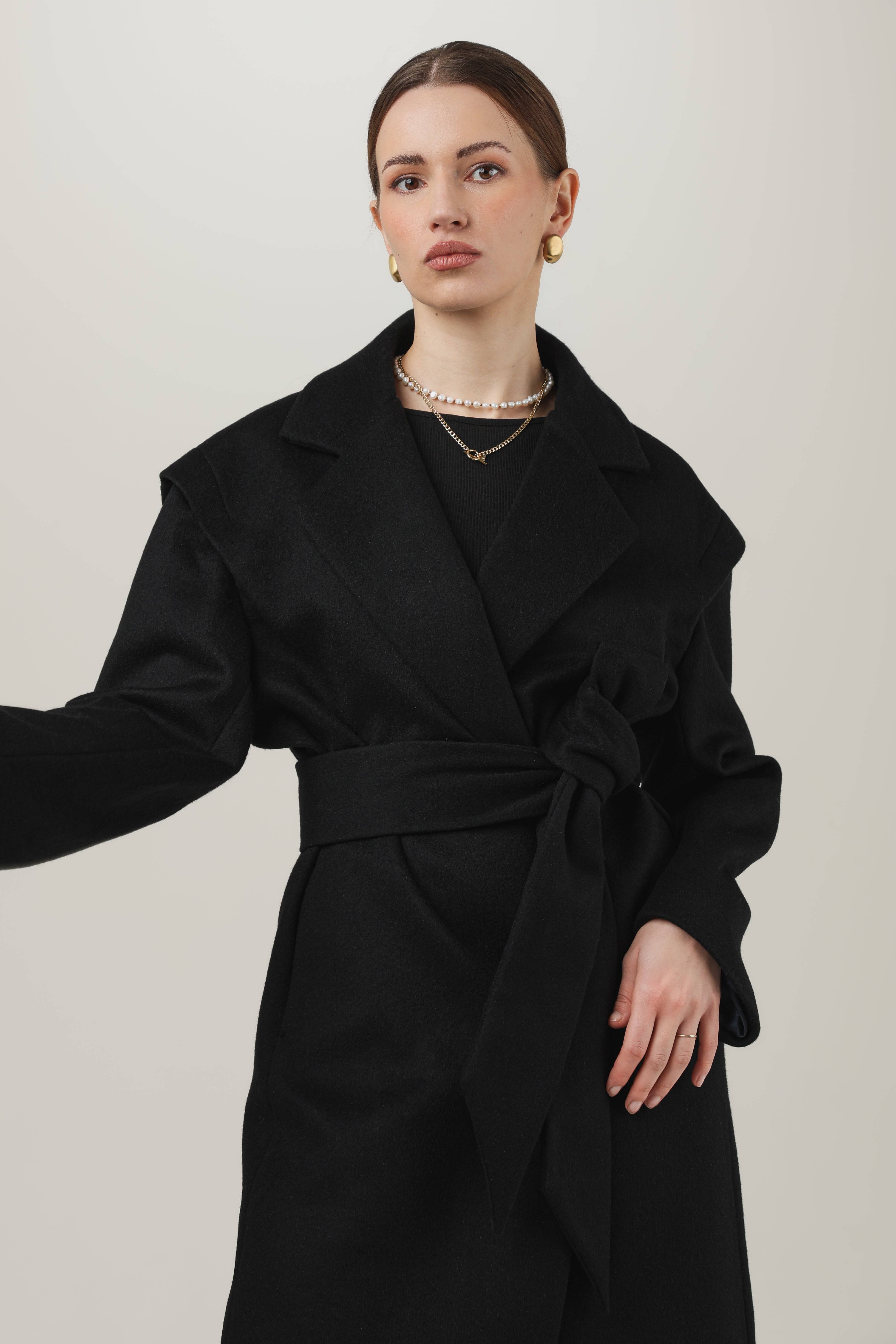 czarny płaszcz z szerokimi ramionami - NEO, wełna i kaszmir, elegancki damski płaszcz na zimę, odzież z kategorii Outerwear