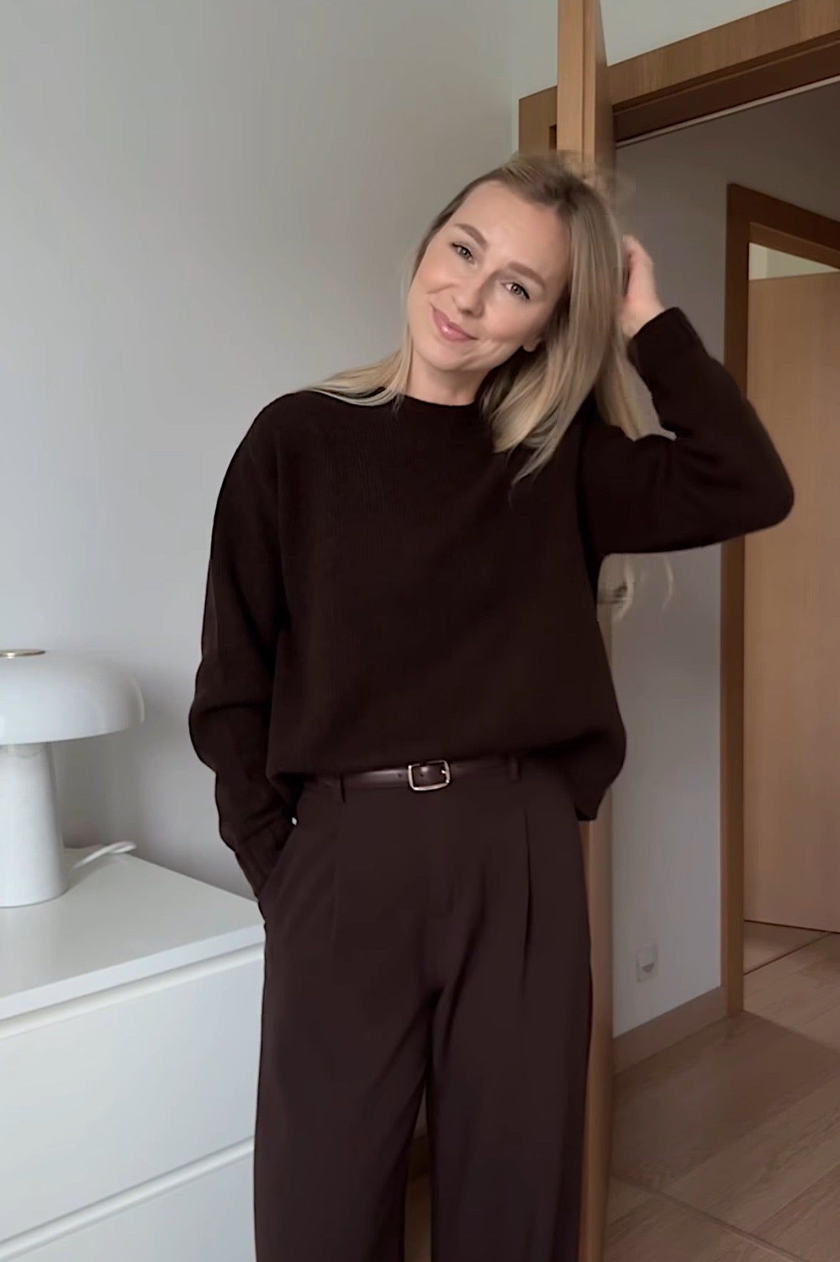 Wełniany sweter w kolorze czekoladowym z eleganckimi spodniami - wyrafinowany minimalizm