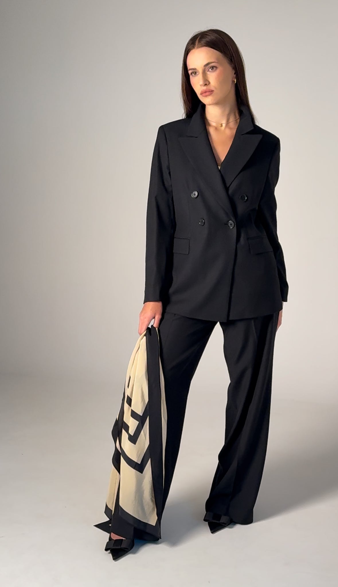 Czarna marynarka damska wełniana - dwurzędowa - GLORIA