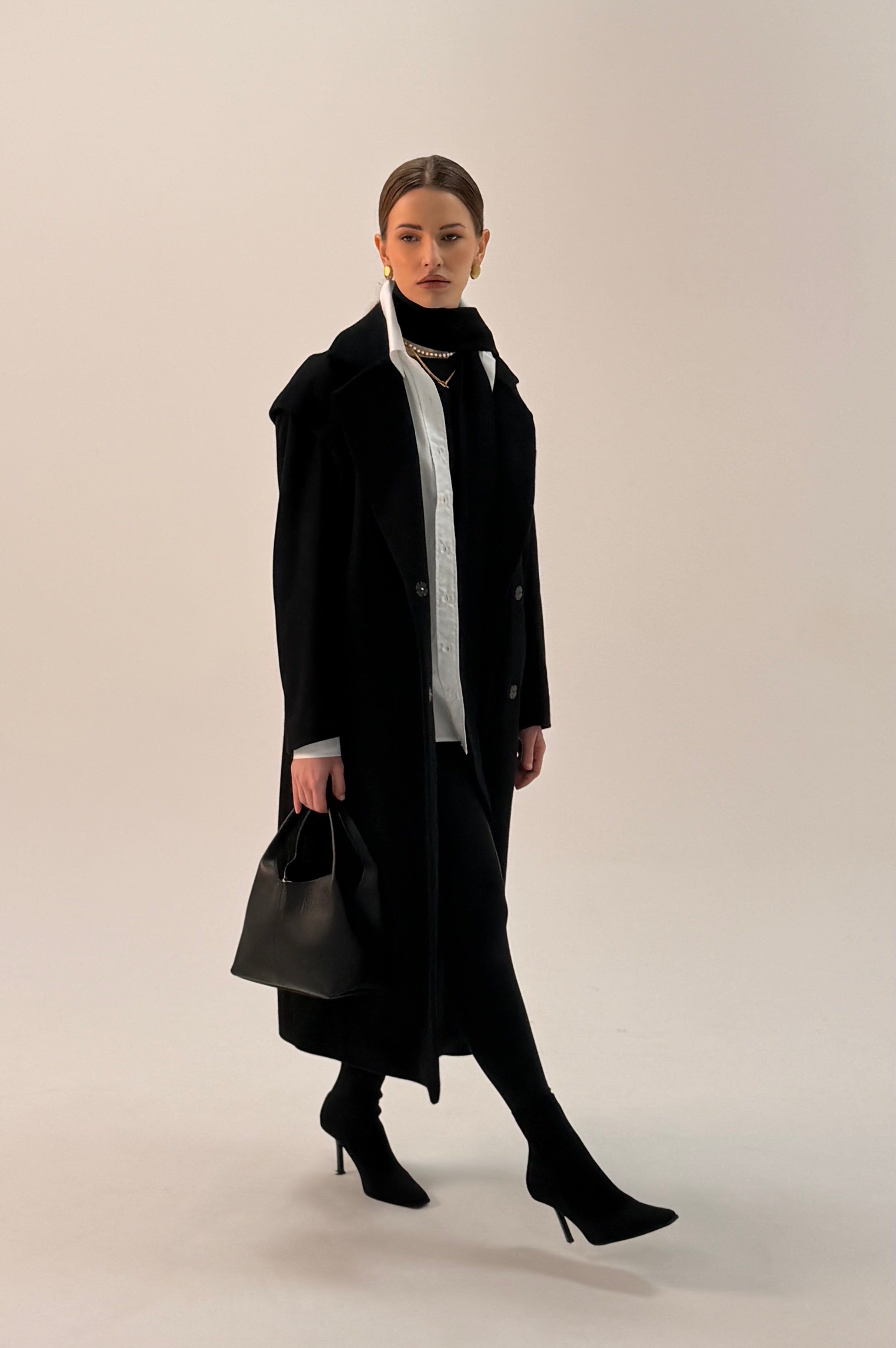 czarny płaszcz z szerokimi ramionami - NEO, elegancka odzież w kategorii okryć wierzchnich