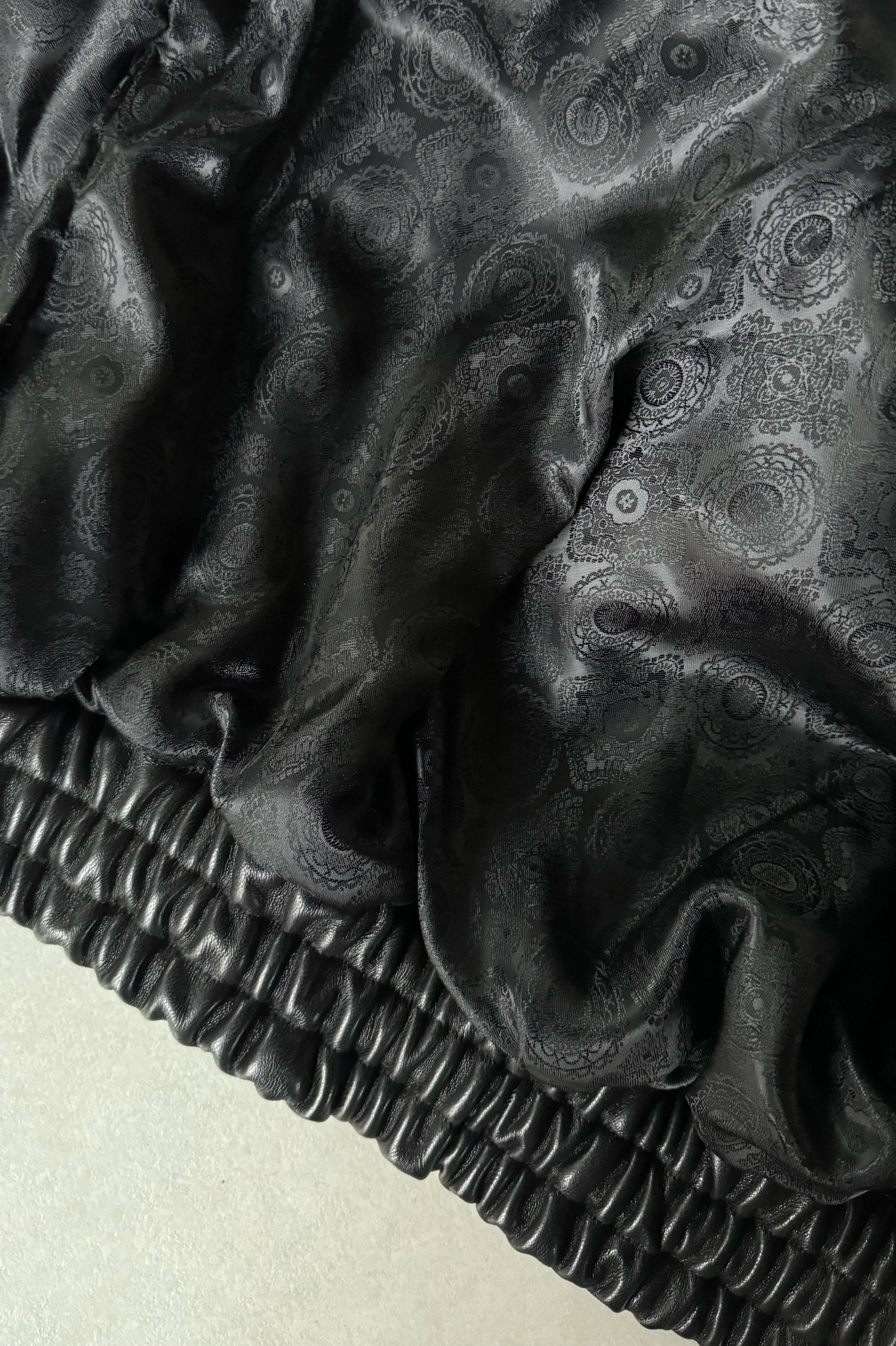 Czarna skórzana kurtka w stylu lat 90. oversize - zblizenie artystycznie wykonaną podszewkę z wiskozy