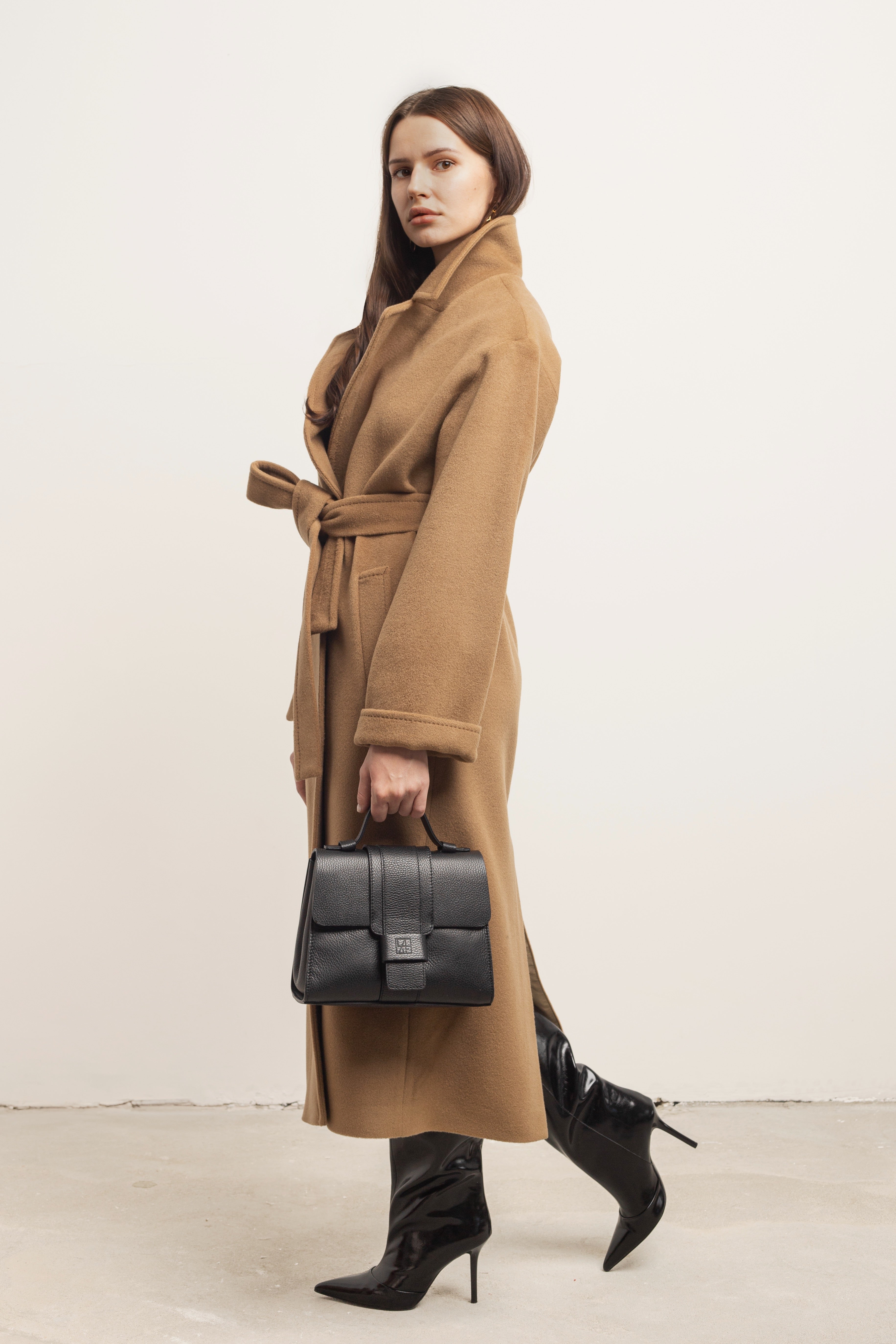 Płaszcz zimowy damski wiązany 100% wełna dziewicza - BASE Camel