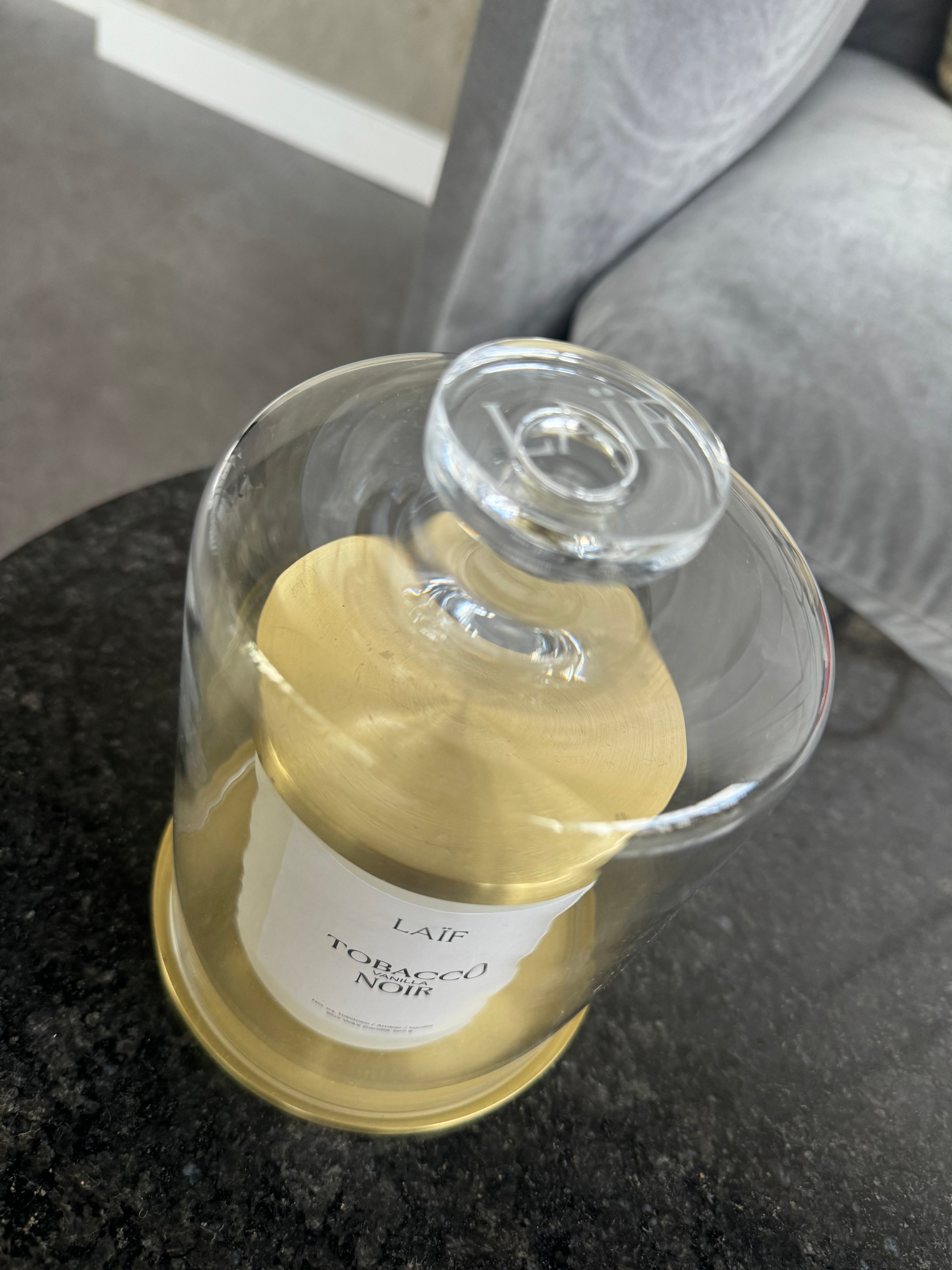 Sojowa świeca Noir GOLD w szklanym kloszu