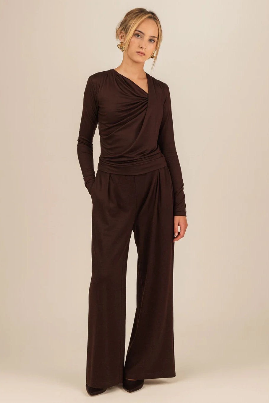 Bambusowe eleganckie spodnie Allure w komplecie z topem Allure z długim rękawem w kolorze Czekoladowym