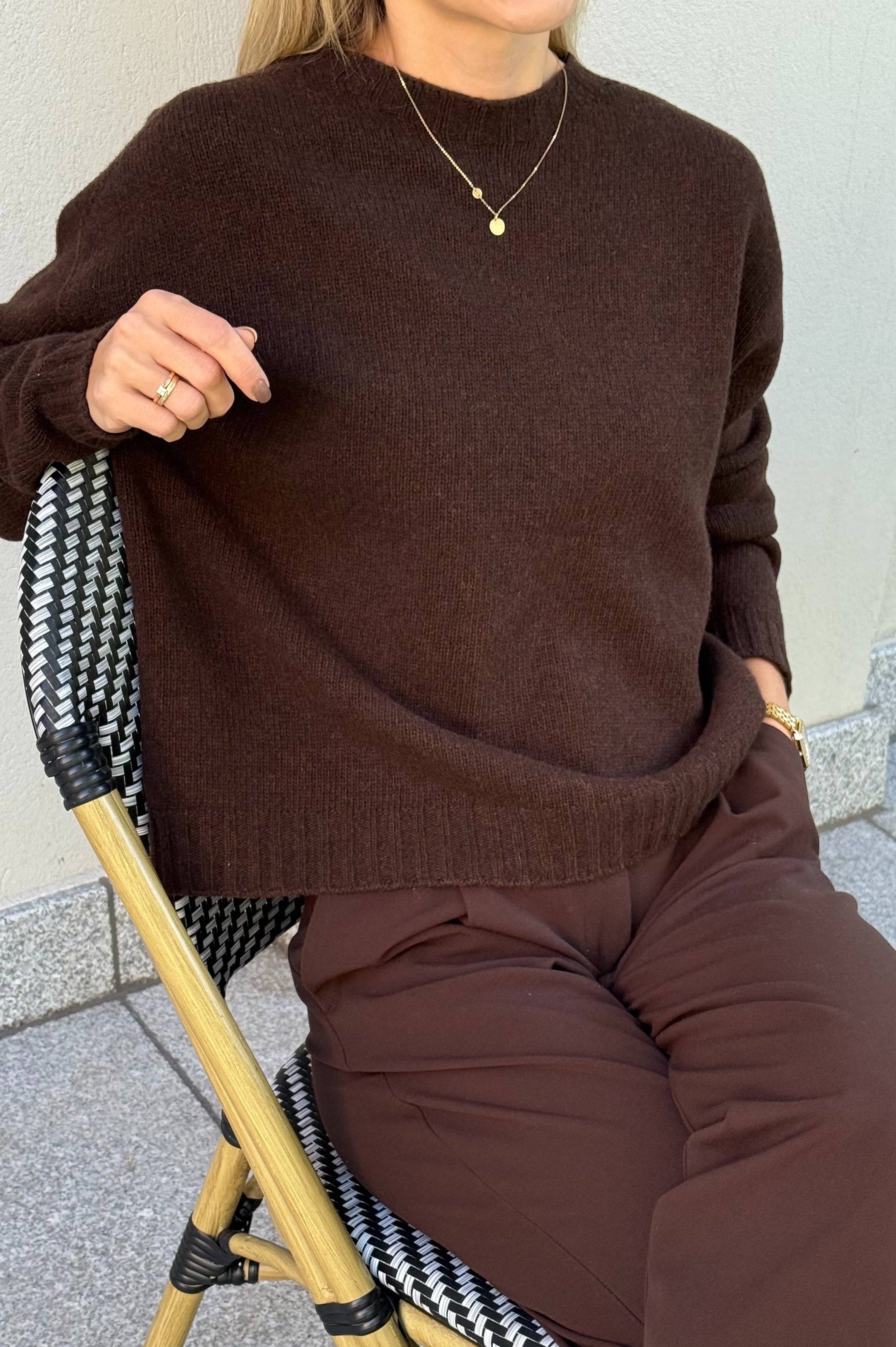 Zbliżenie na brązowy duet: sweter z naturalnej wełny- Olmera oraz eleganckie spodnie w odcieniu gorzkiej czekolady