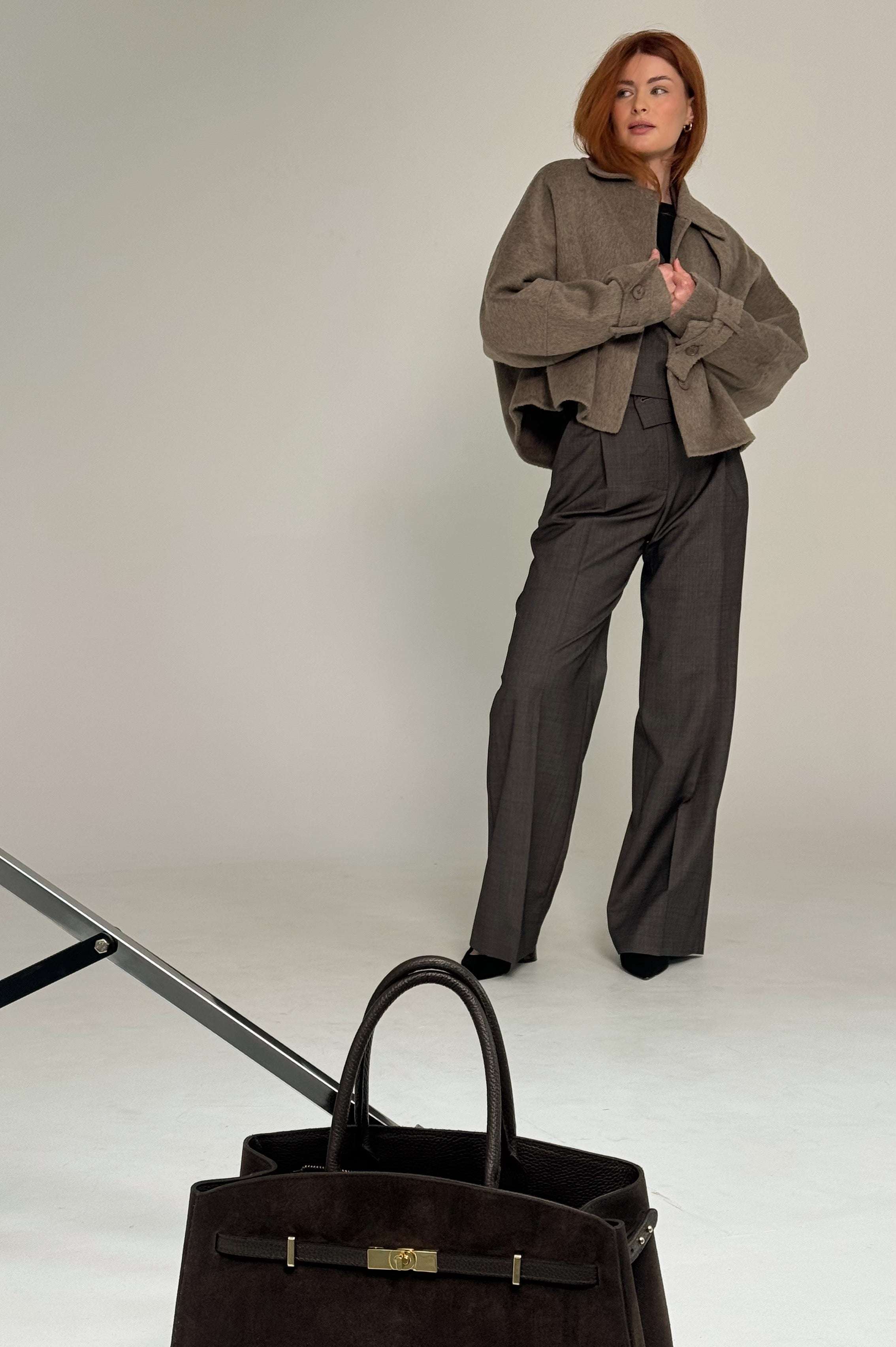 Brązowe spodnie damskie z kantem w 100% z wełny z kurtką Bruno