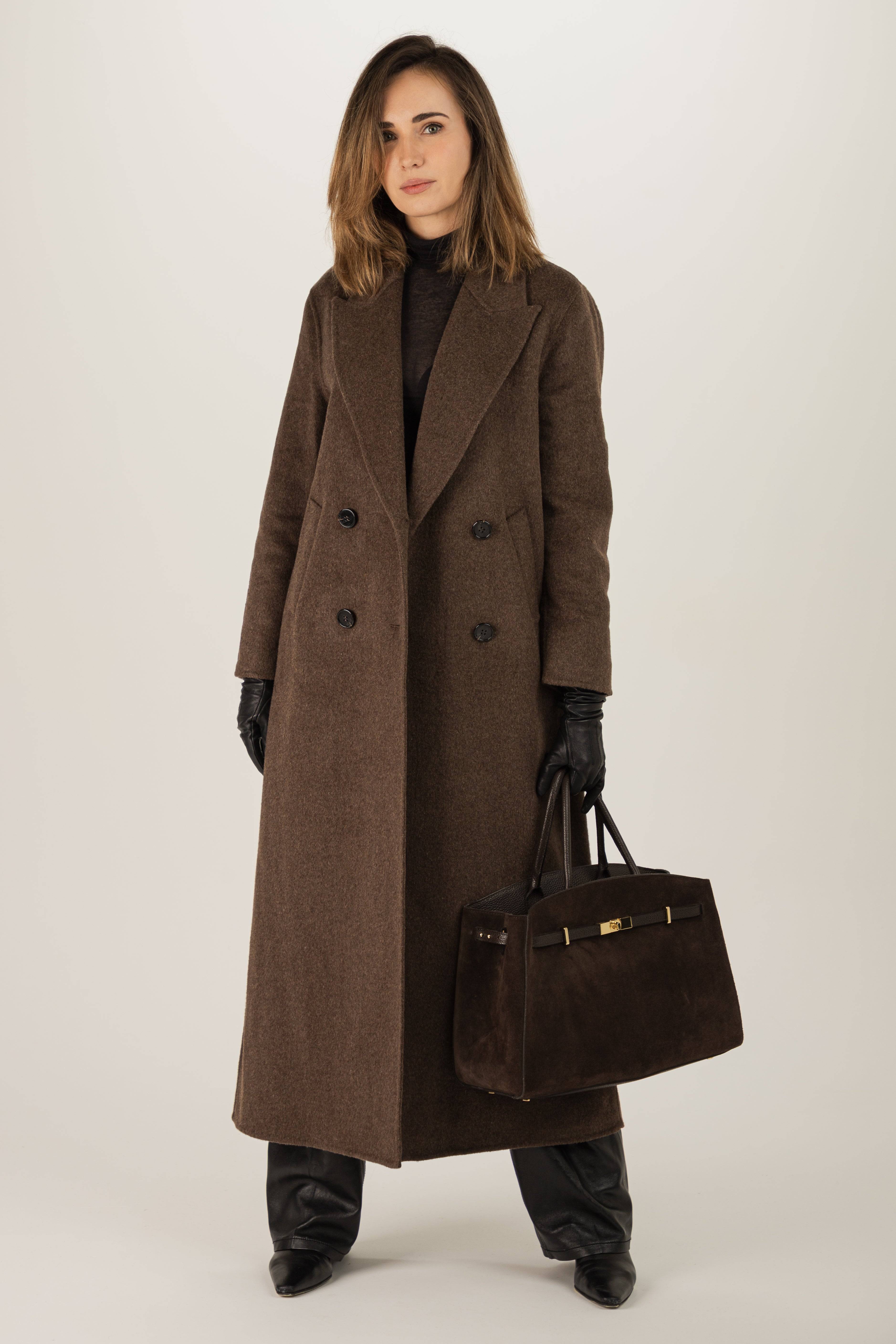 Długi wełniany płaszcz dwurzędowy w stylizacji z brązową dużą torebką