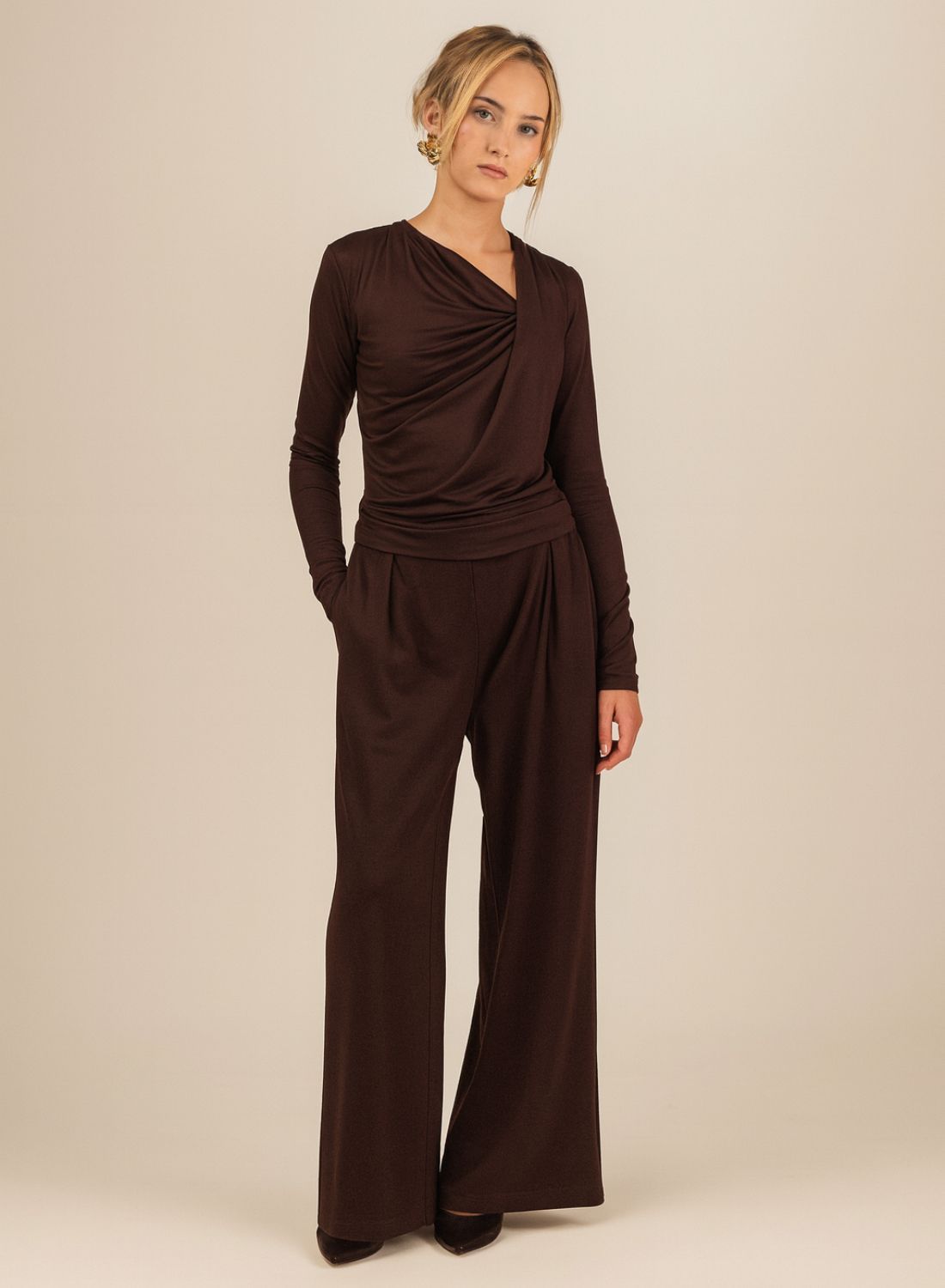 Top bambusowy drapowany z długim rękawem Allure w komplecie z bambusowymi spodniami Allure w kolorze czekoladowym - zdjęcie całej stylizacji