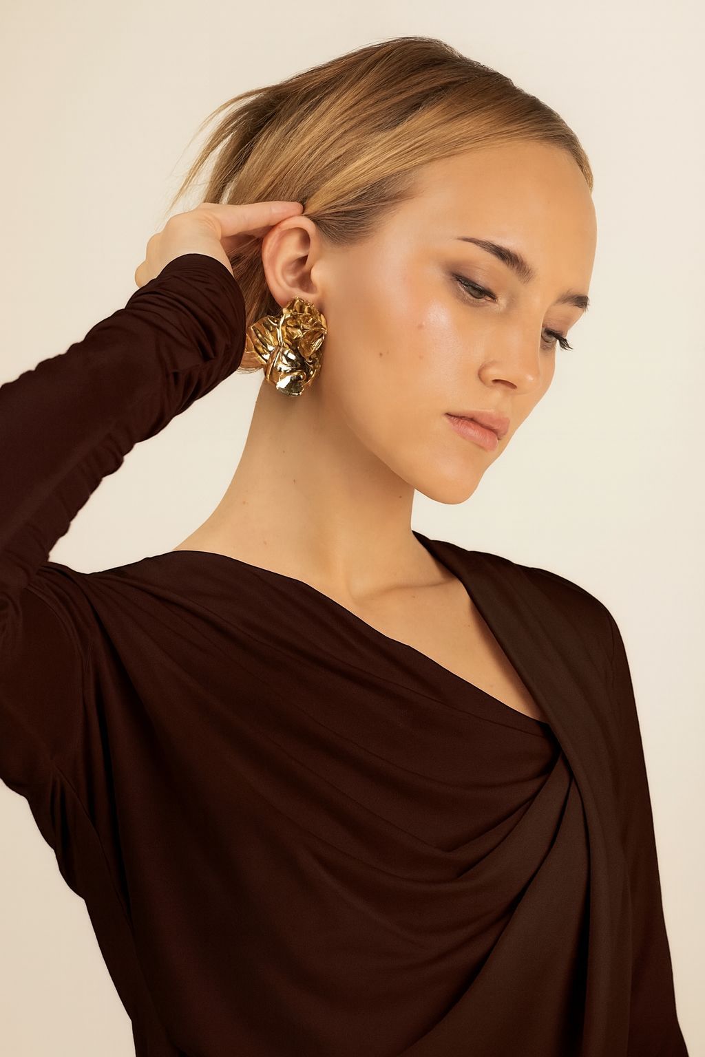 Top bambusowy drapowany z długim rękawem Allure w kolorze czekoladowym