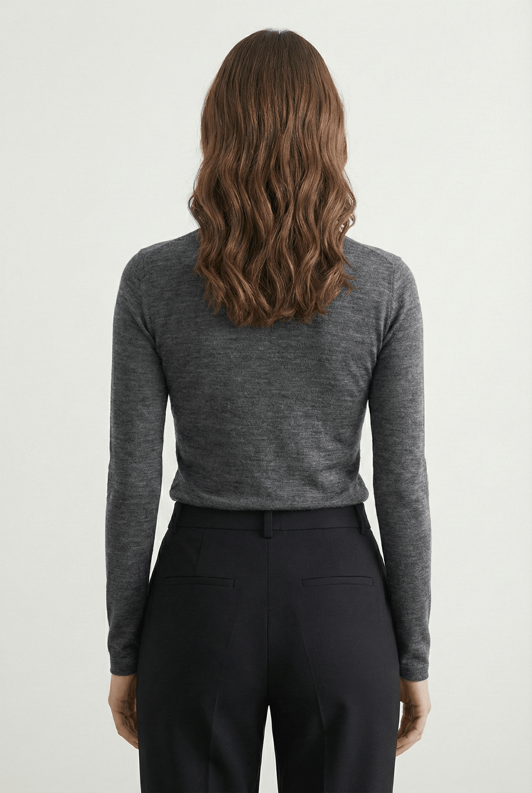 Dopasowany top z długim rękawem w odcieniu Antracytu z eleganckimi czarnymi spodniami - widok z tyłu