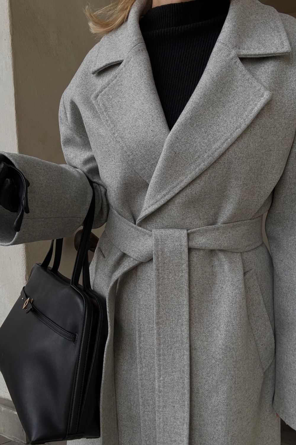 Detal płaszcza, szeroki kołnierz, elegancki, klasyczny, wełniany, szary