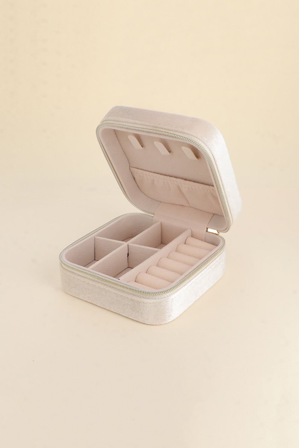 Eleganckie welurowe pudełko na biżuterię