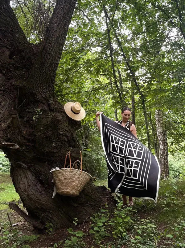 jedwabna chusta na głowę do noszenia w formie szala, turbanu, pareo, paska, a nawet bluzki.