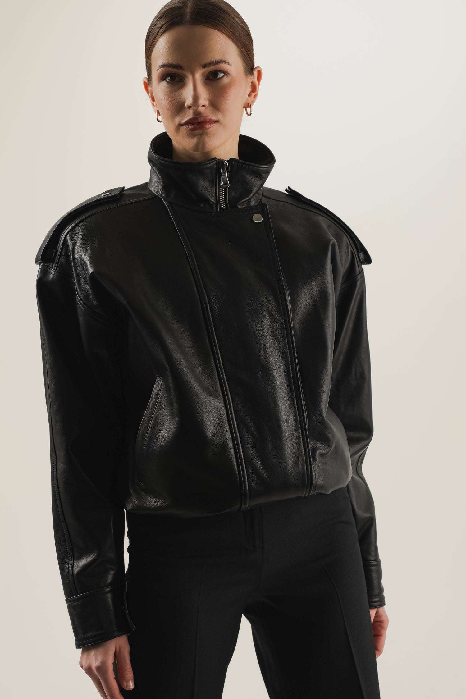 Czarna skórzana kurtka w stylu lat 90. oversize w stylizacji - widok z przodu