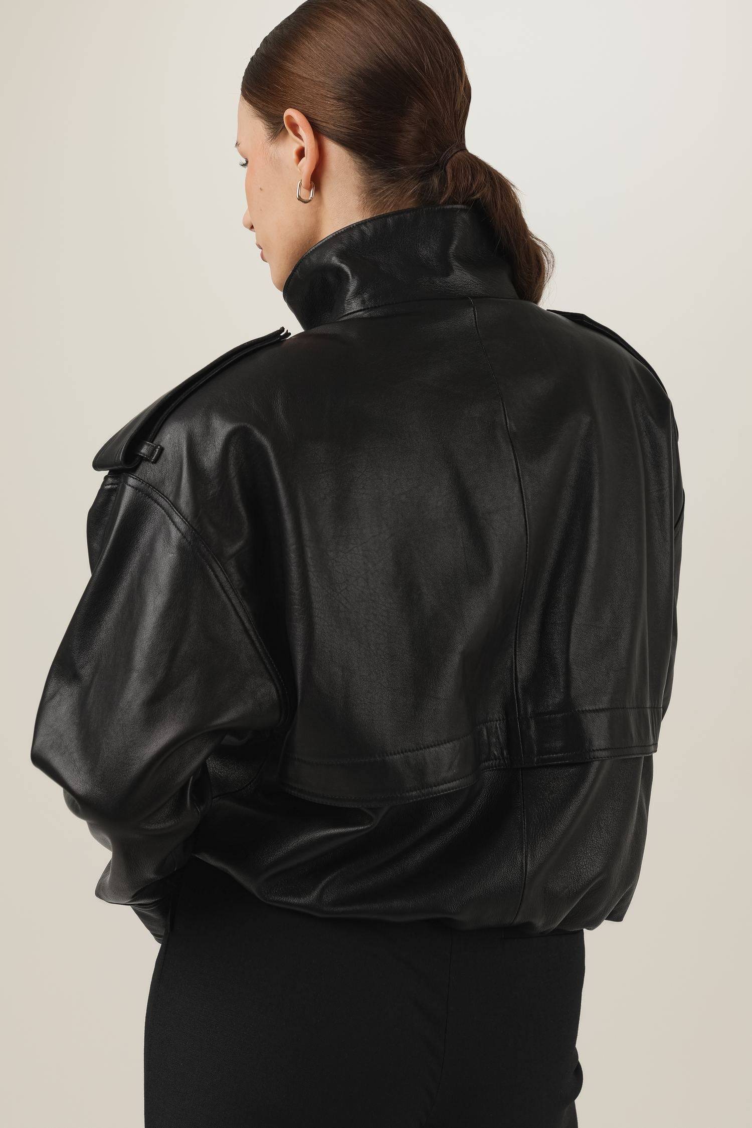 Czarna skórzana kurtka w stylu lat 90. oversize w stylizacji - widok z tyłu