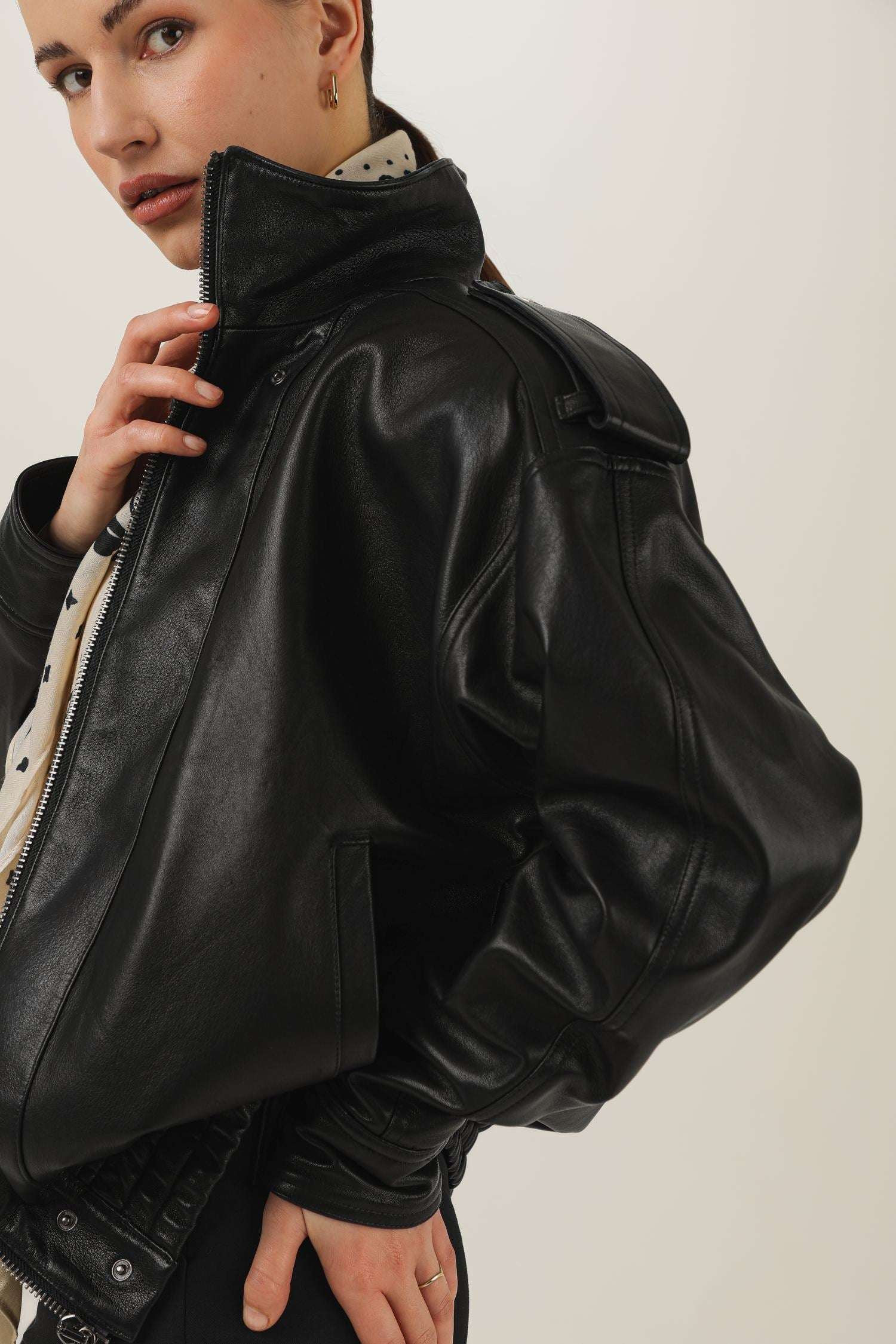 Czarna skórzana kurtka w stylu lat 90. oversize - zbliżenie na detale na ramionach