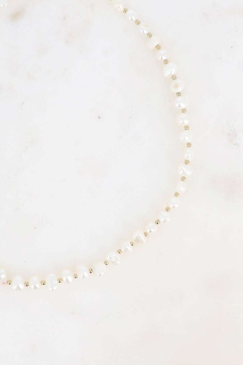 Delikatny naszyjnik z pereł słodkowodnych - przybliżenie na naszyjnik - Kompozycja pereł naruralnych z pozłacanymi koralikami
