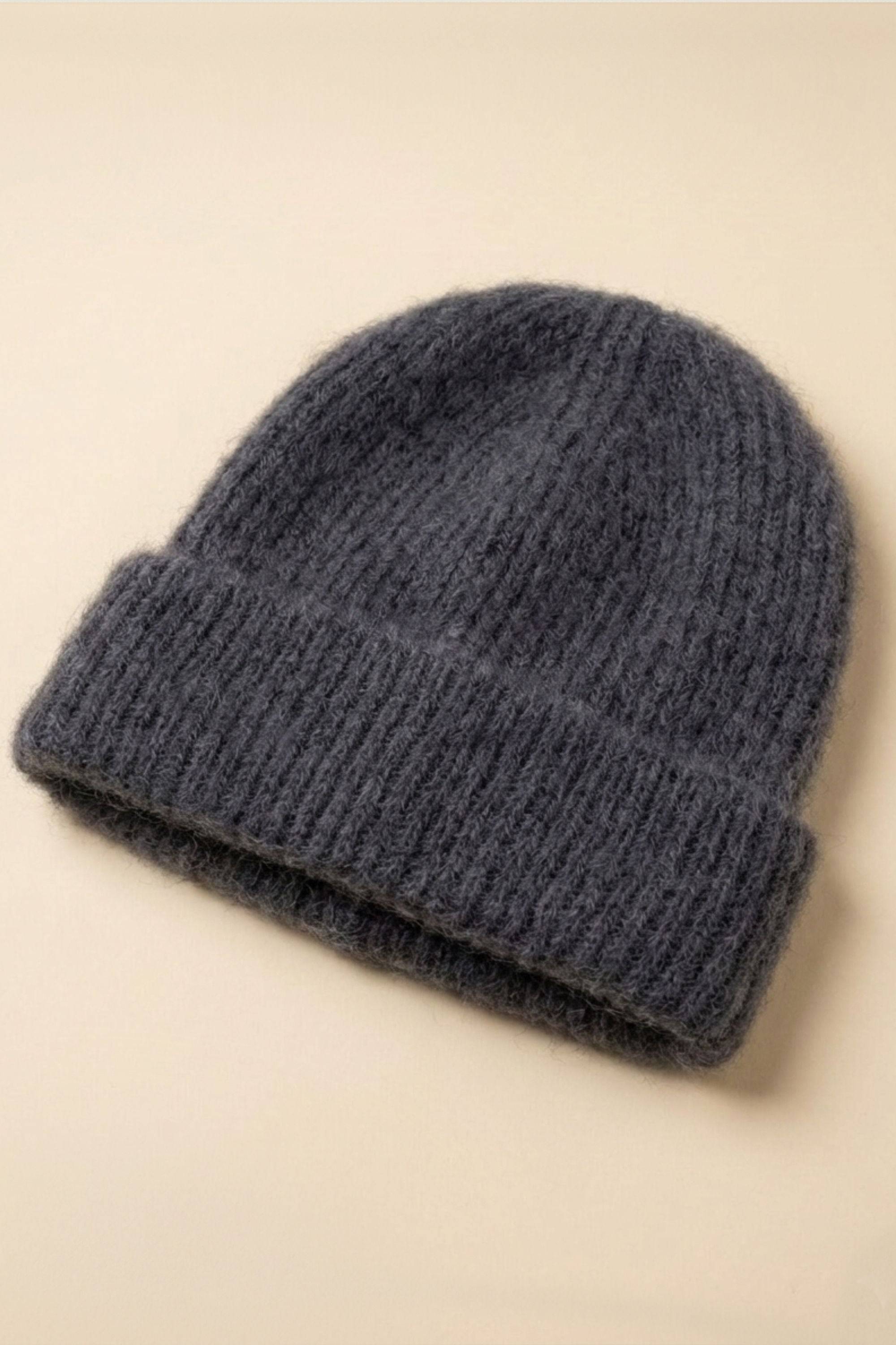 Ciepła Czapka Misty Beanie wykonana z 76% z moheru w kolorze antracytowym