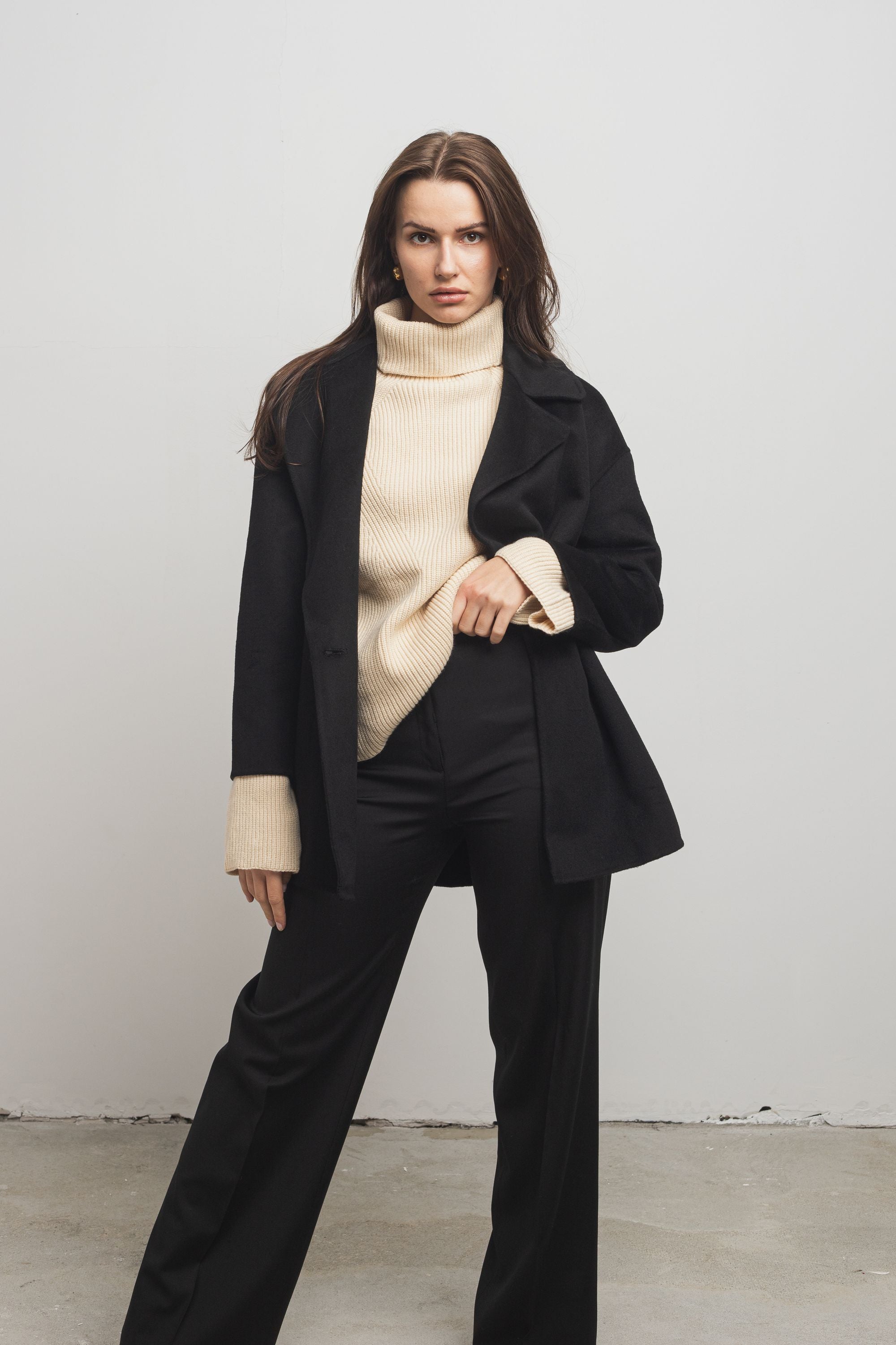 Sweter oversize z golfem, wiskoza BOLD - czarny / krem