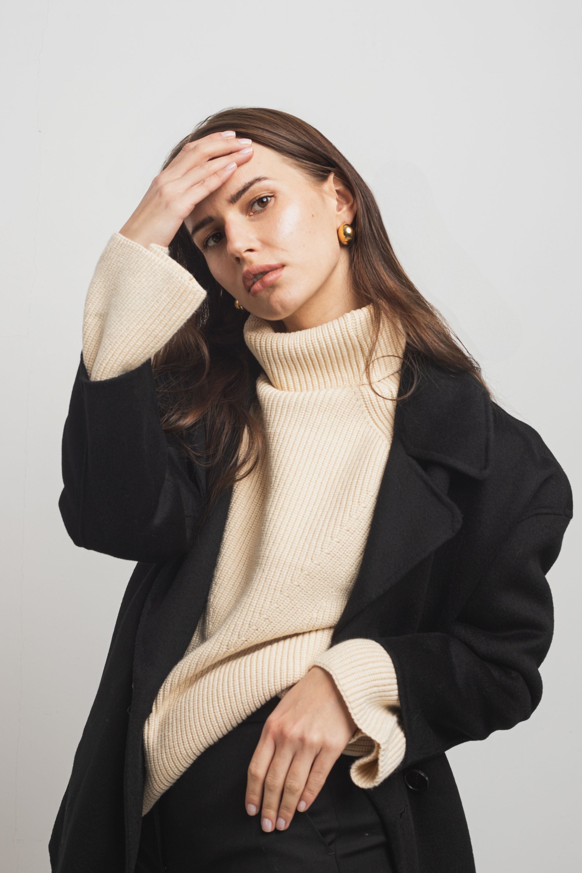 Sweter oversize z golfem, wiskoza BOLD - czarny / krem
