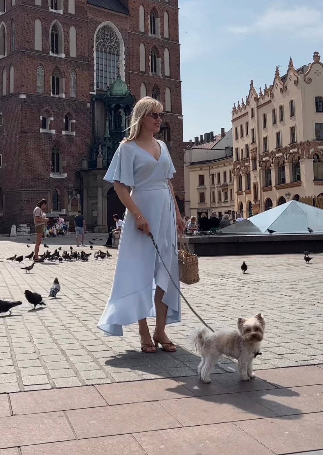 Długa sukienka kopertowa z lnu i wiskozy Sophie - błękitna - kraków - modelka z psem
