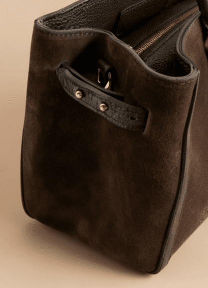 Duża zamszowa torebka damska w kolorze czekoladowym - zbliżenie na bok i detale