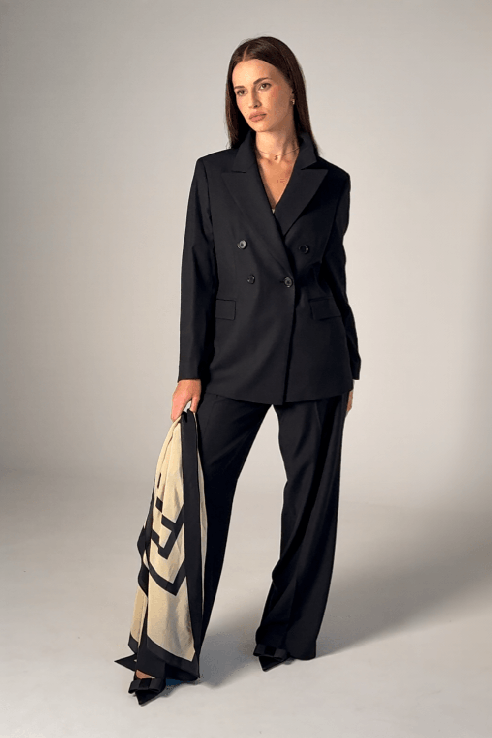 Damska wełniana marynarka z jedwabną chustą