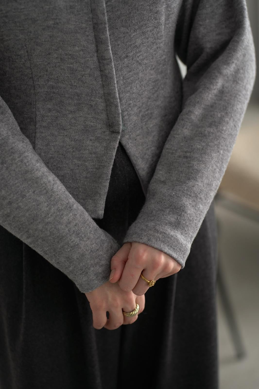 Taliowany szary sweter-żakiet z czystej wełny / rayon / tencel, elegancki i kobiecy, na modelce, odzież w kategorii odzieży i akcesoriów