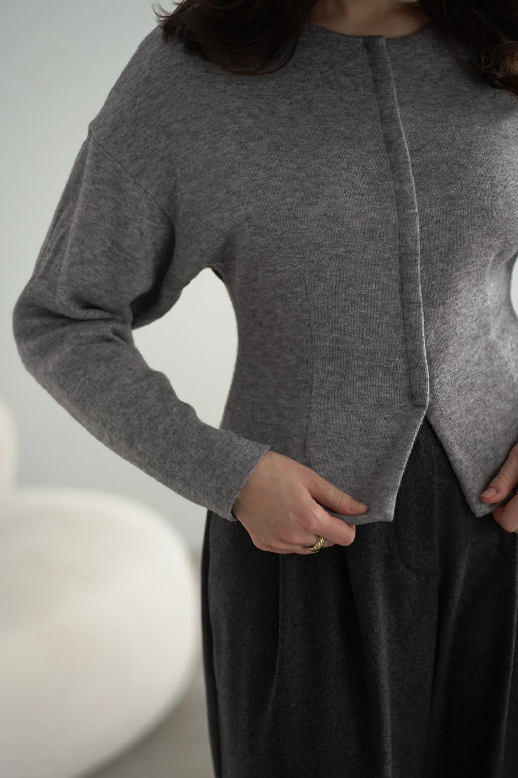 Szary sweter-żakiet z delikatnym krojem, na modelce, odzież w kategorii odzieży i akcesoriów