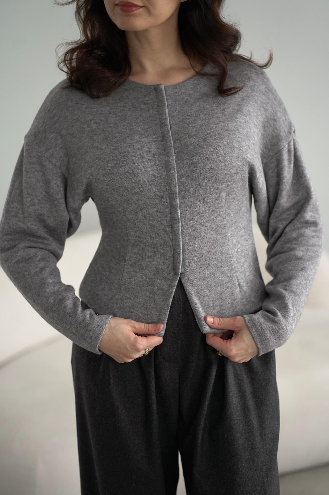 Taliowany szary sweter-żakiet z czystej wełny / rayon / tencel, elegancki i kobiecy, odzież w kategorii kardiganów