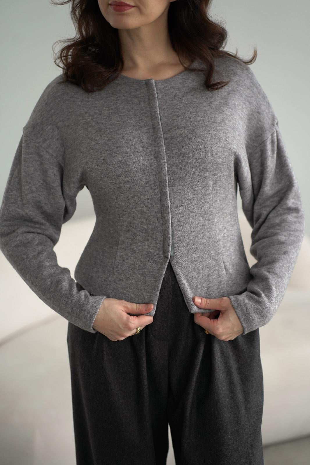 Taliowany szary sweter-żakiet z czystej wełny / rayon / tencel, elegancki i kobiecy, odzież w kategorii kardiganów