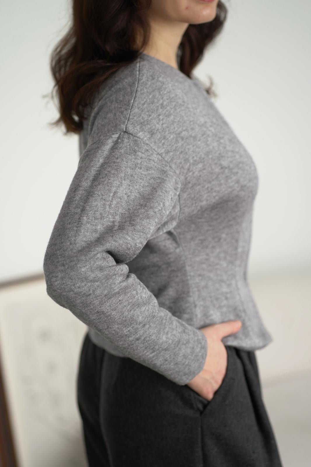 Bliska prezentacja szarego swetra-żakietu z miękkiej dzianiny, dopasowany, casual, odzież damska