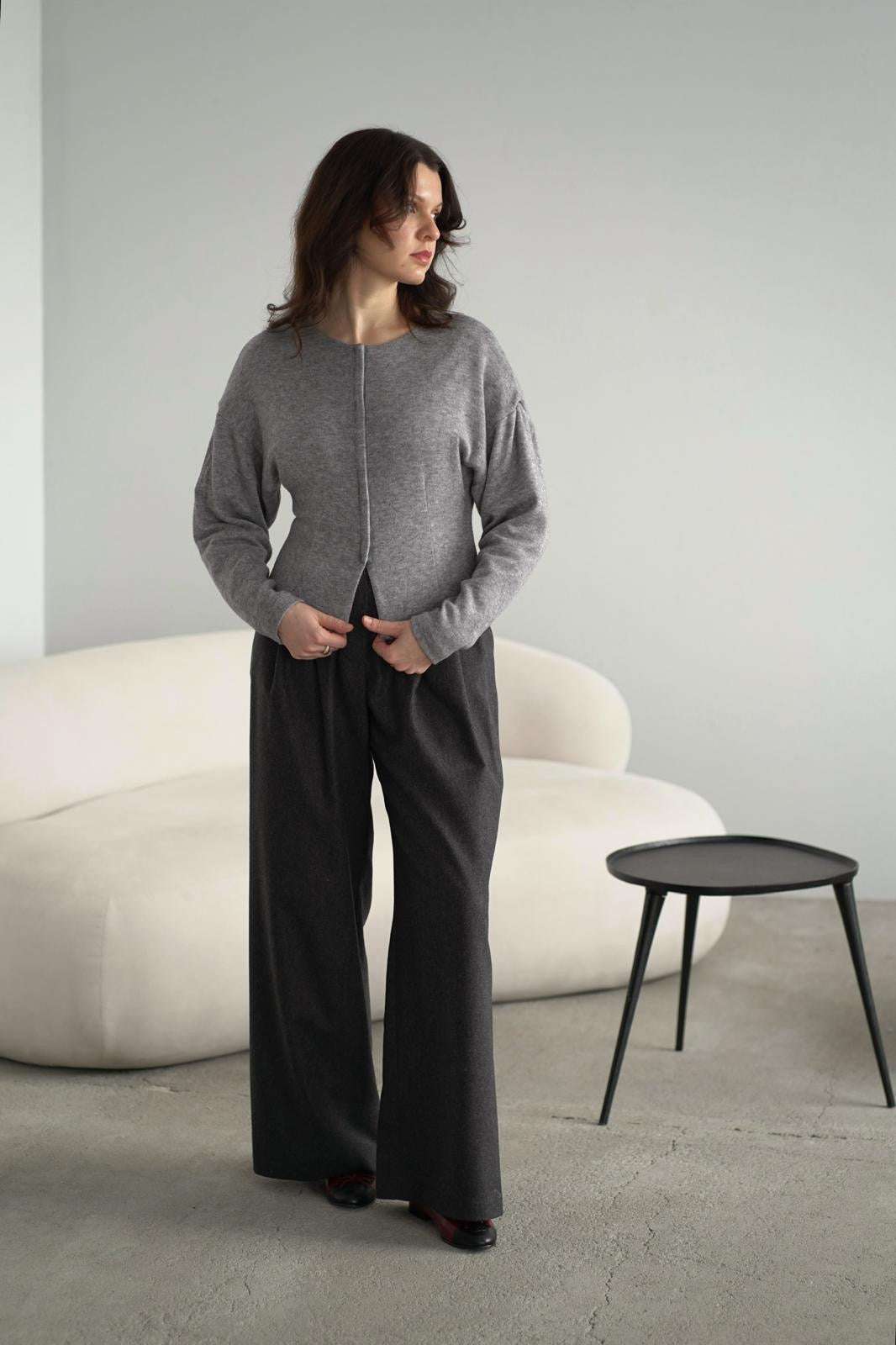 Model w szarym swetrze-żakiecie z czystej wełny, rayon i tencel, elegancki, kobiecy, odzież damska