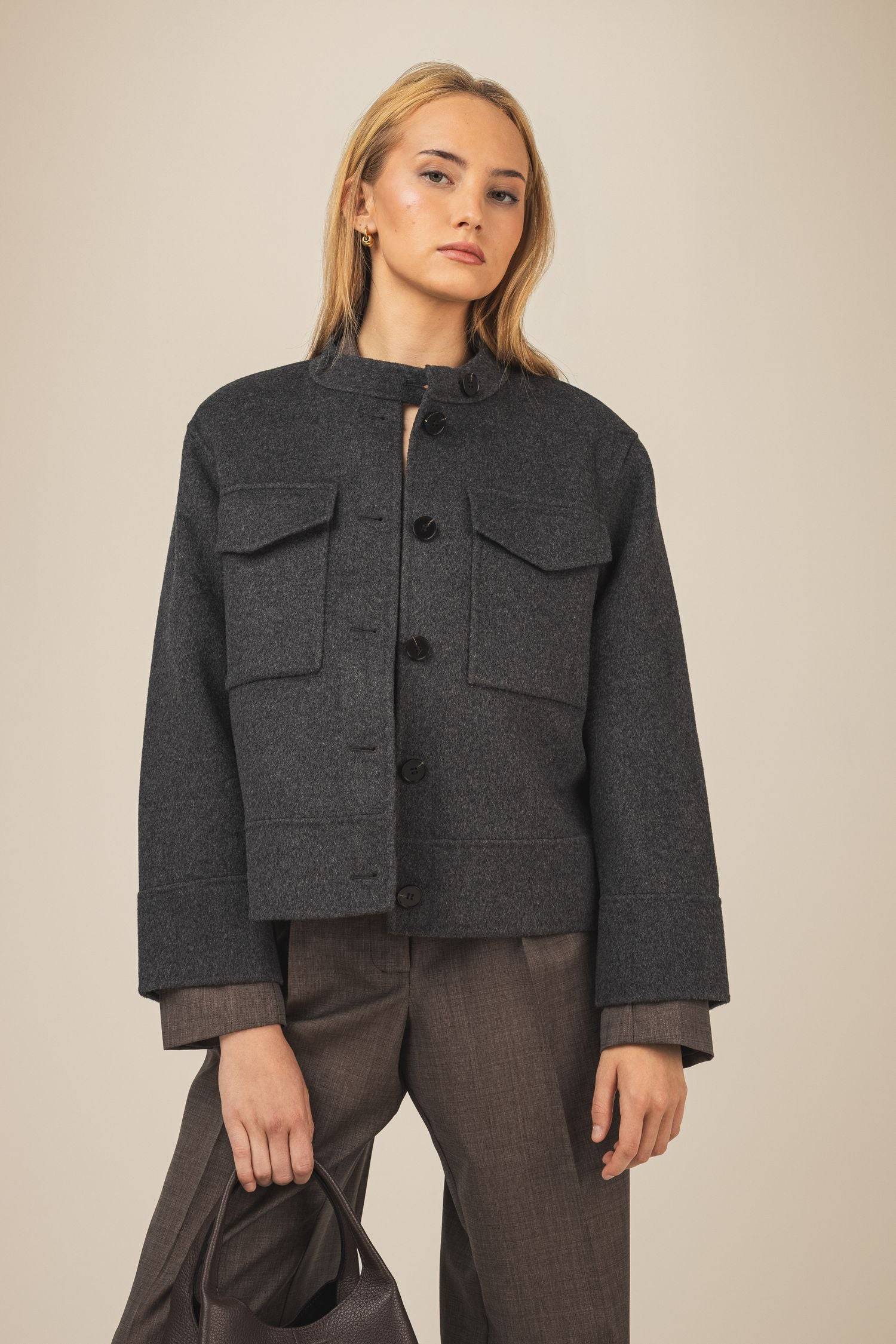 Wełniana damska krótka kurtka - Era w kolorze Antracytowym wystylizowana z brązowymi eleganckimi spodniami i brązową torebką