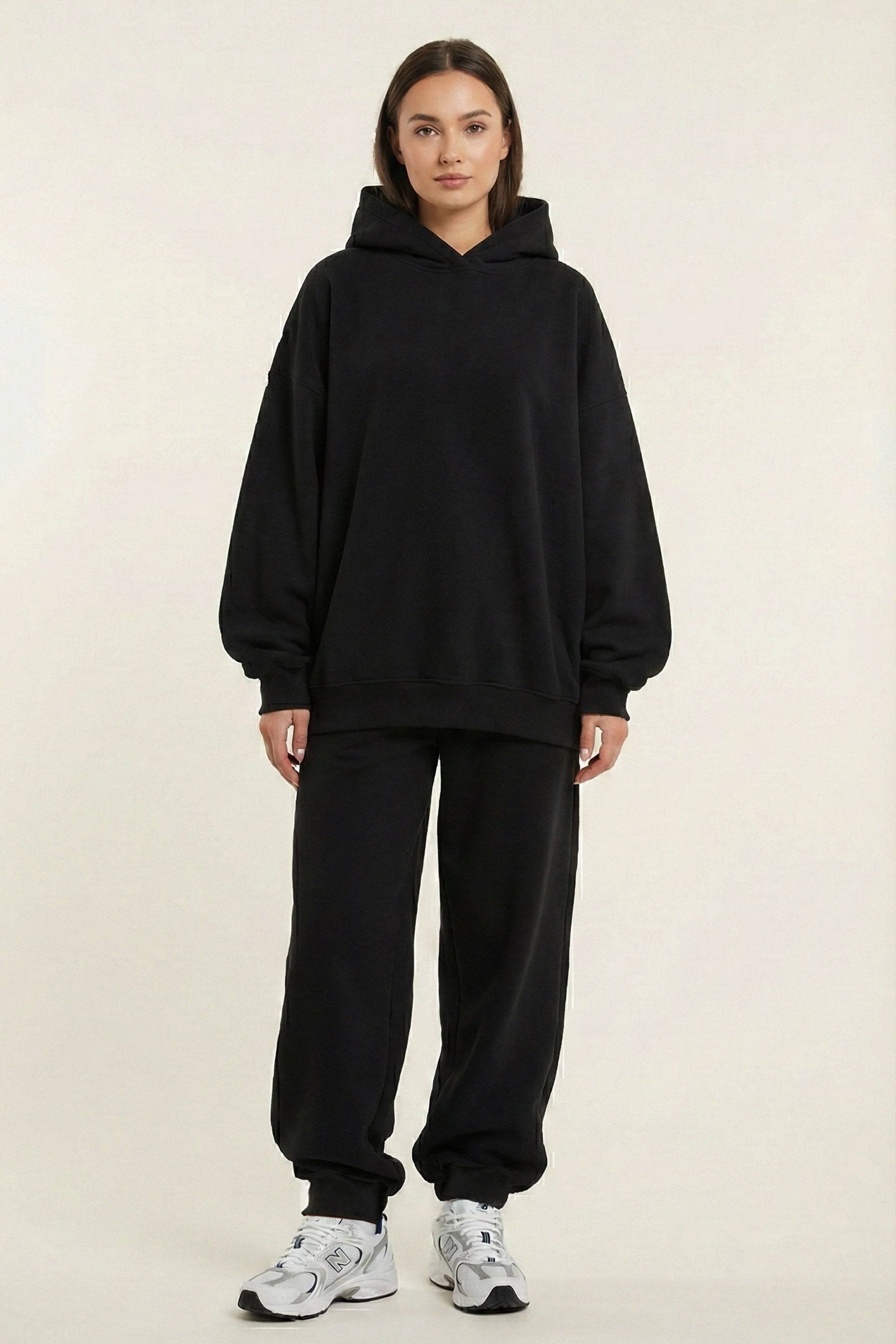 Czarna bluza z kapturem premium z czarnymi dresami- widok z przodu