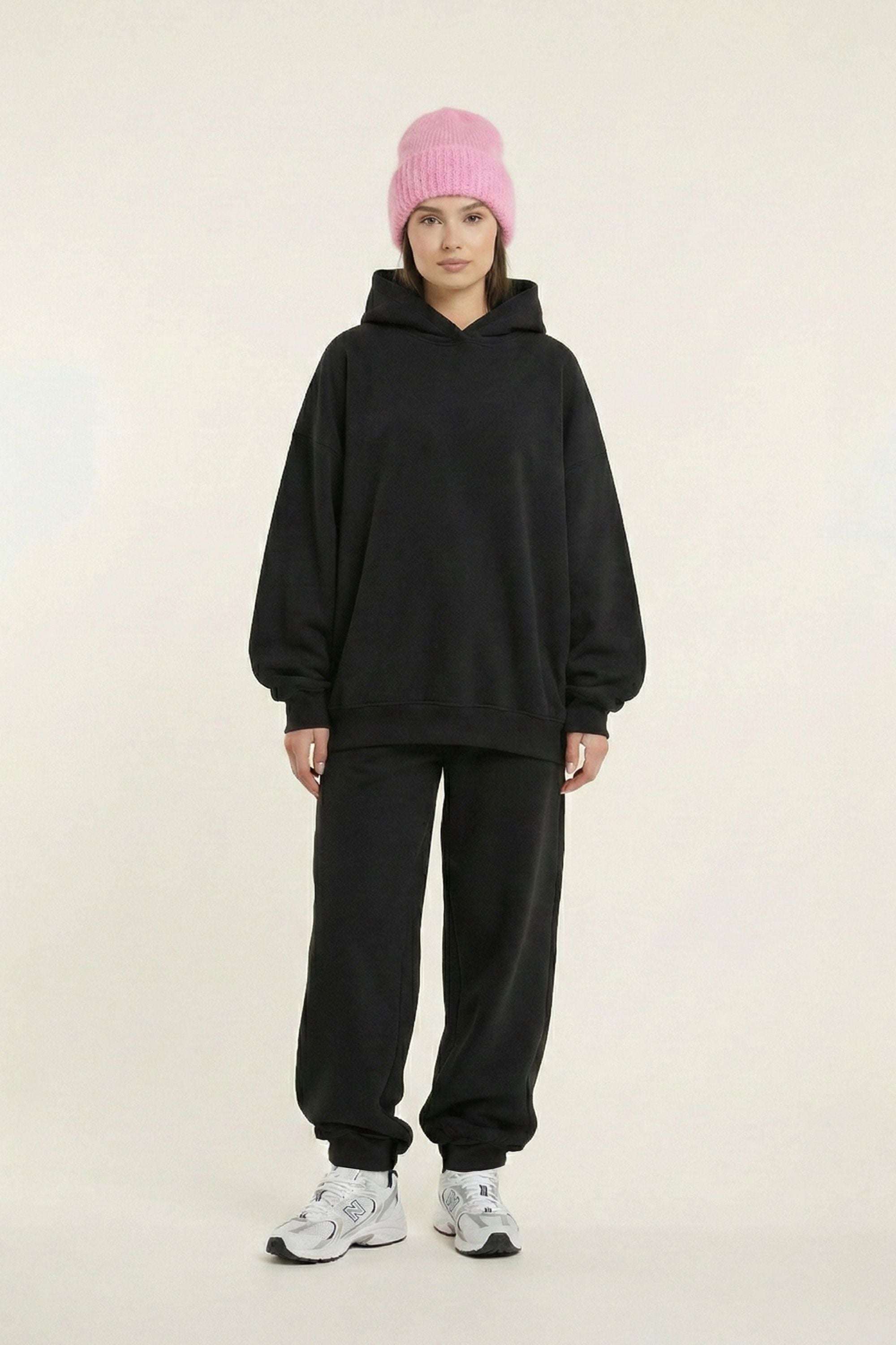 Czarna bluza z kapturem premium z czarnymi dresami, różową czapką - widok z przodu