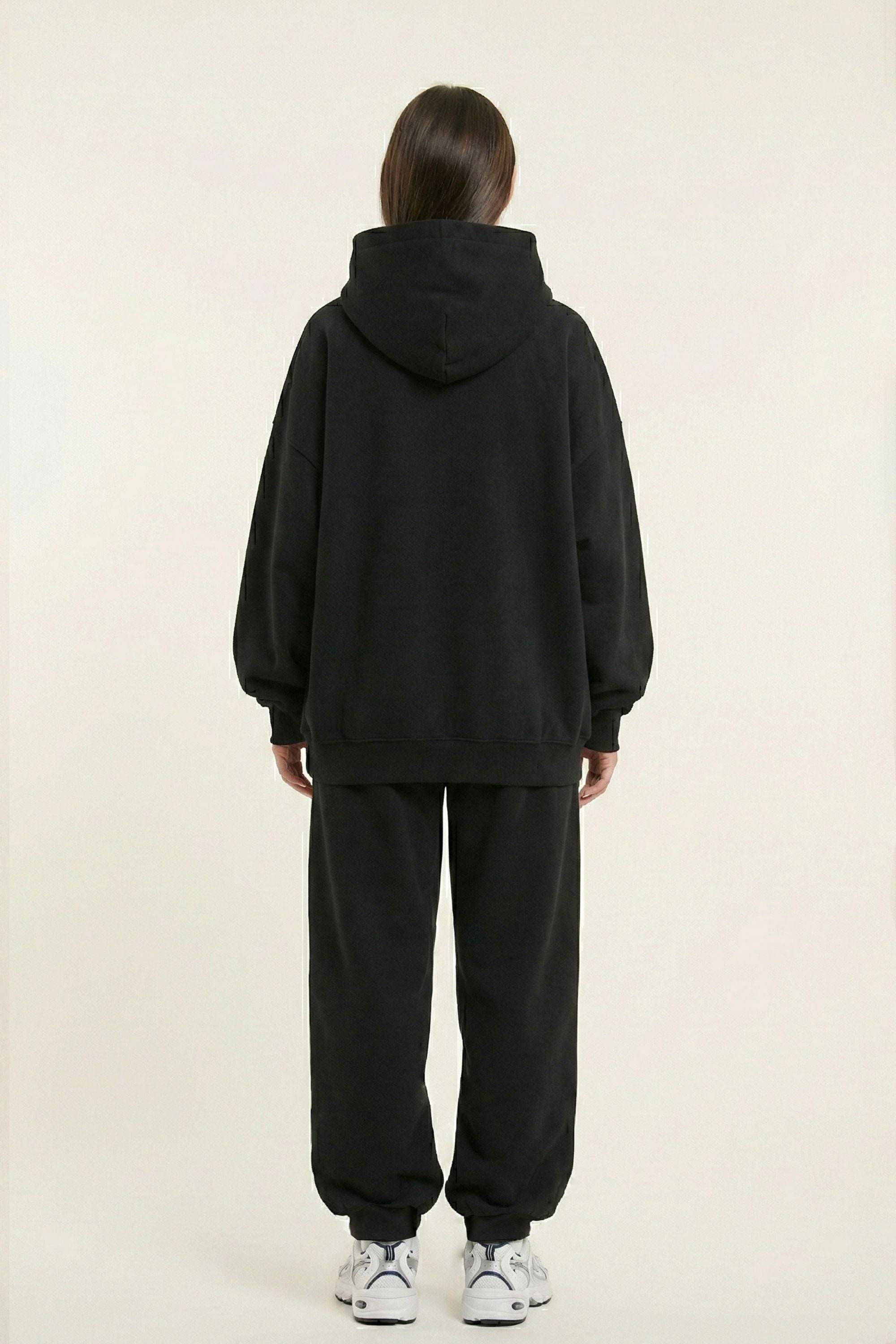 Czarna bluza z kapturem premium z czarnymi dresami- widok z tyłu
