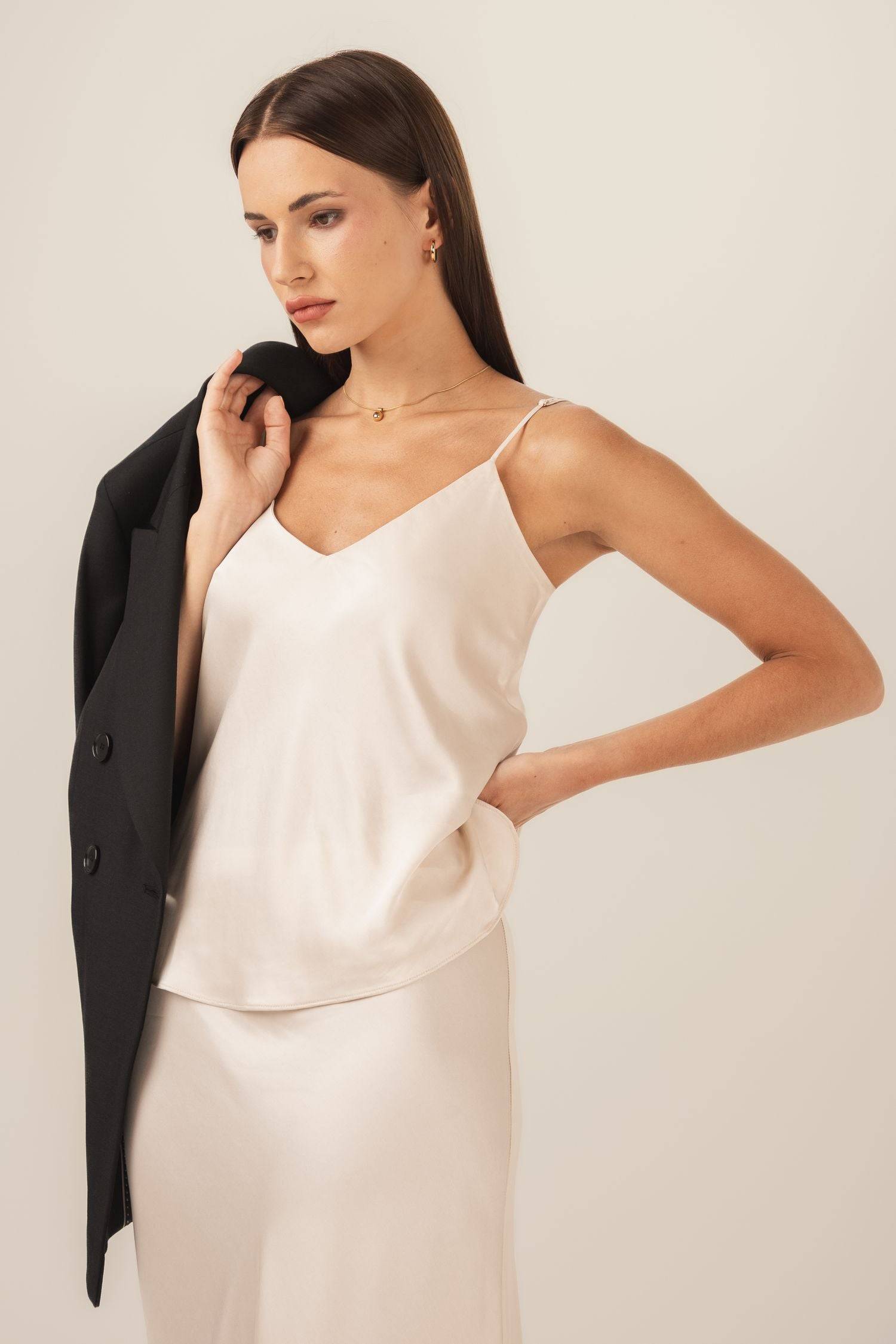 Top z wiskozy na ramiączkach - Lionelle w stylizacji z z spódnicą midi z wiskozy - komplet w kolorze kości słoniowej