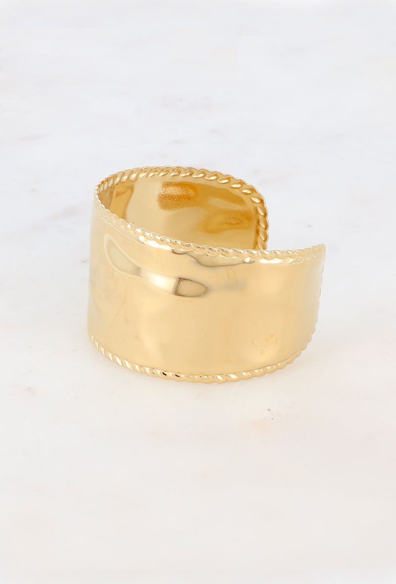 Bransoletka mankiet Louna – pozłacana 18k złotem - widok z boku na zwężający się mankiet