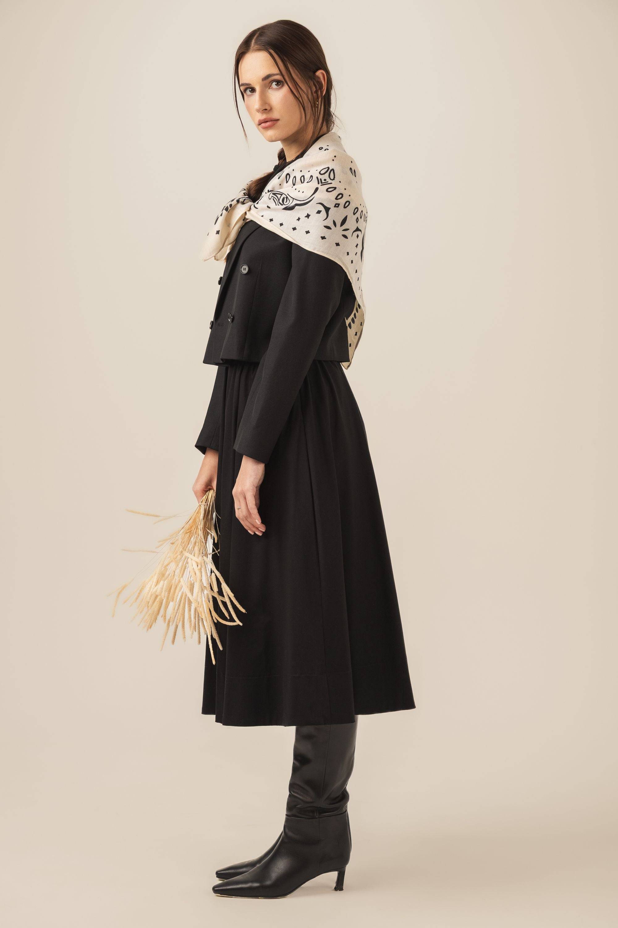 Chusta z wiskozy o matowym wykończeniu w kolorze kości słoniowej zarzucona i zawiązana na ramionach - widok całej stylizacji