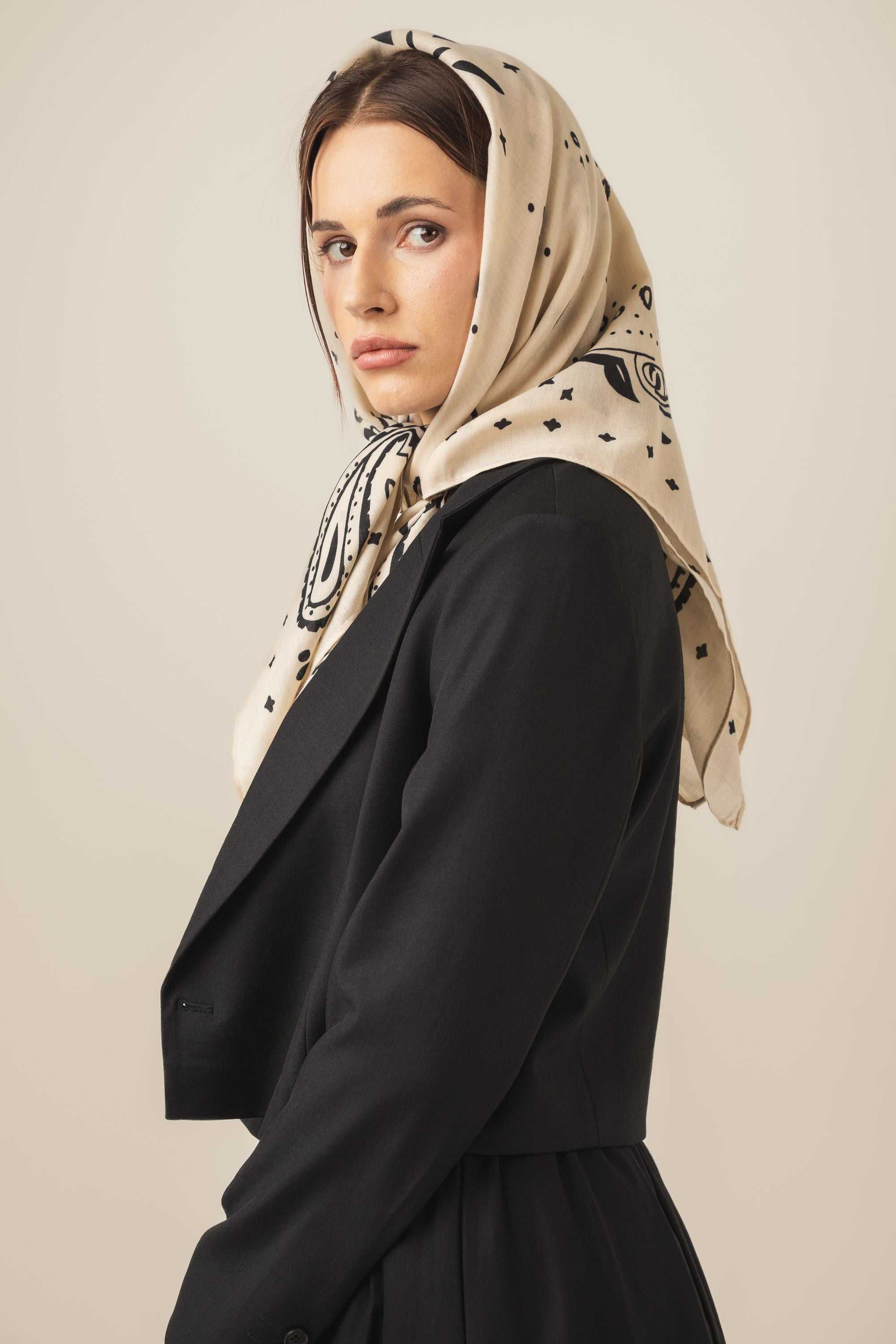 Chusta z wiskozy o matowym wykończeniu w kolorze kości słoniowej zawiązana na głowie