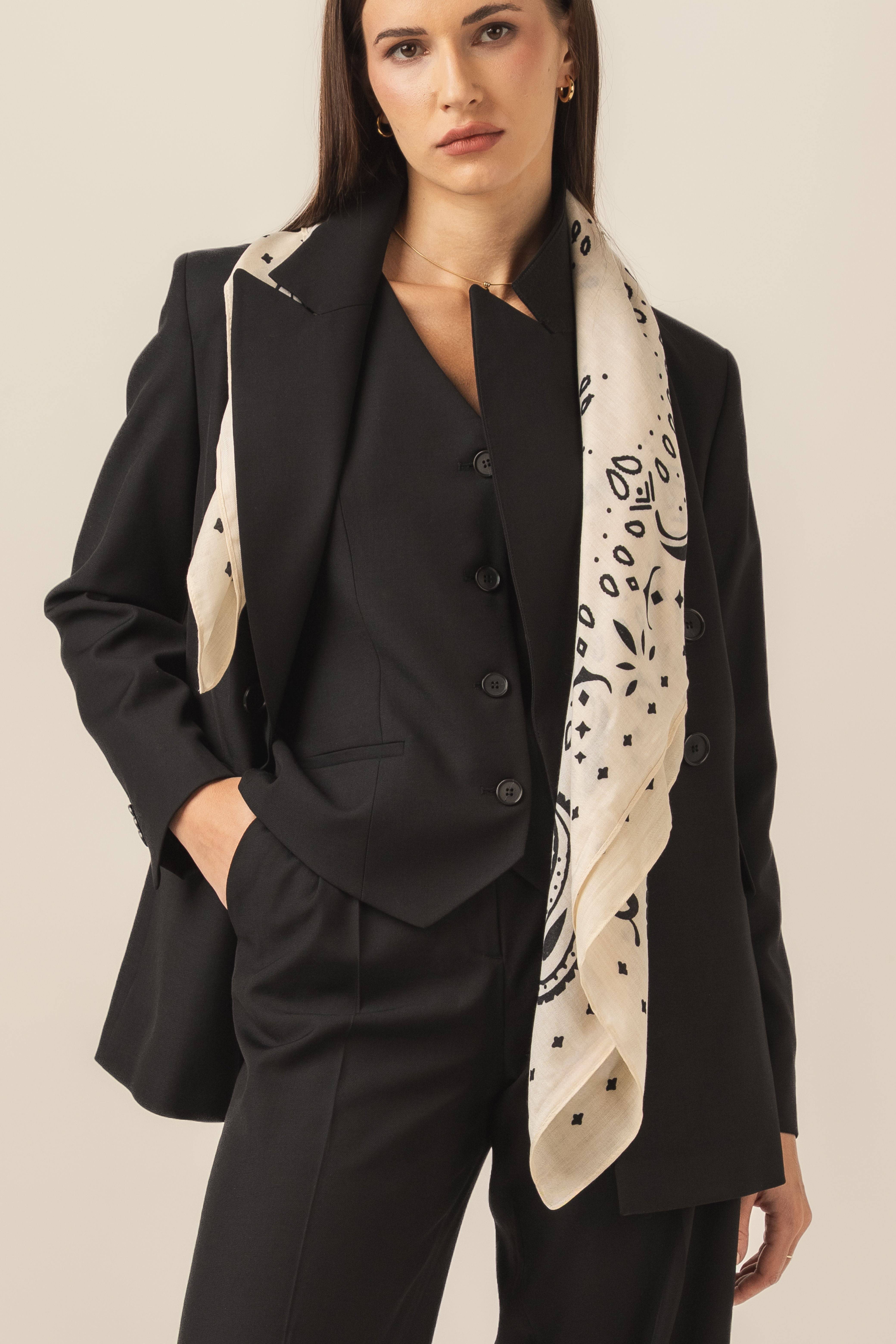 Chusta z wiskozy o matowym wykończeniu w kolorze kości słoniowej w stylizacji z czarną marynarką, eleganckimi czarnymi spodniami