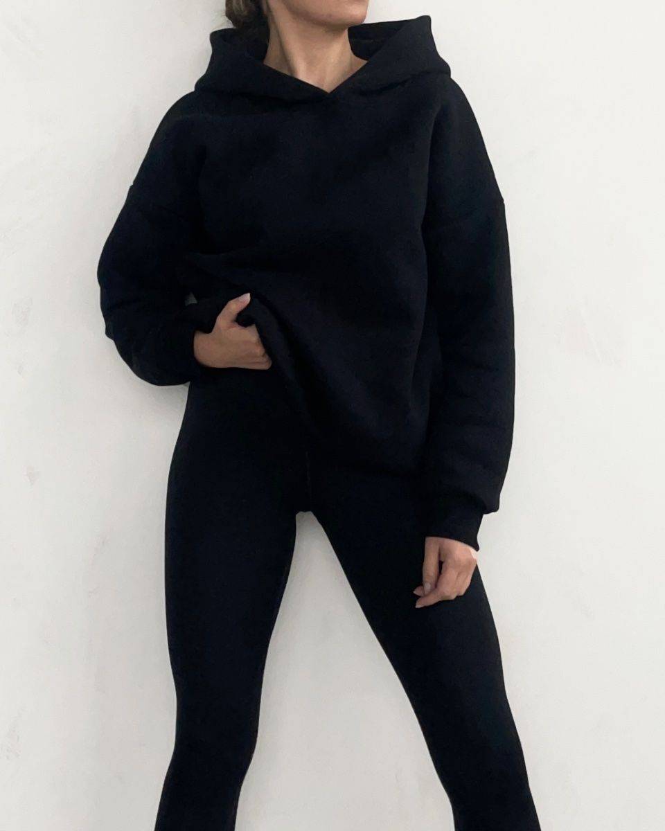 Bluza z kapturem i kieszeniami damska - modelka z legginsami