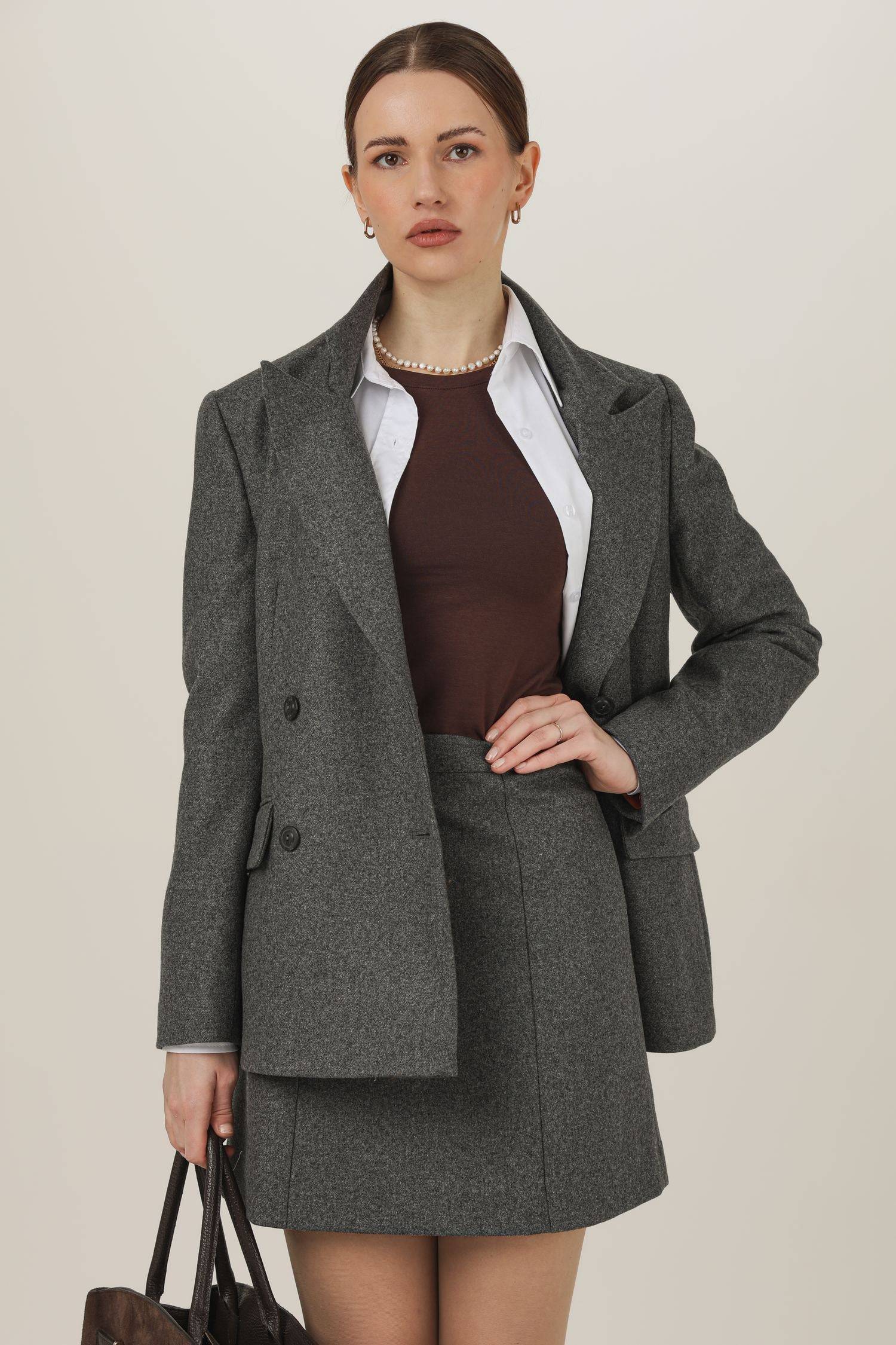 Szara wełniana spódnica z kaszmirem Eliot w połączeniu z szarą marynarką Eliot